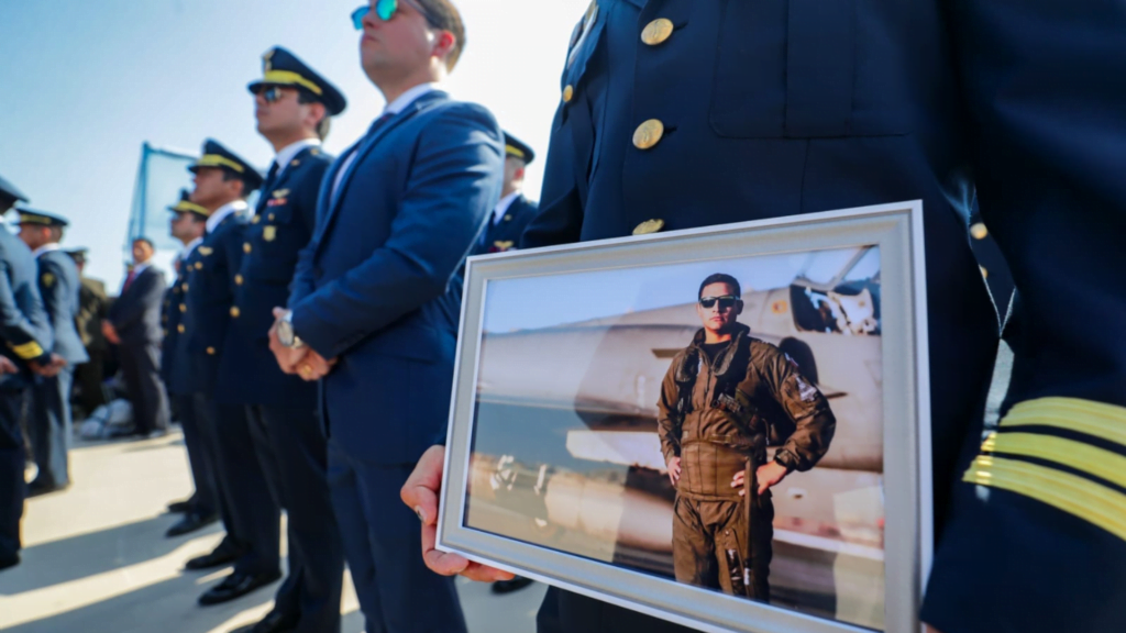  Mayor FAP Ramiro Rondón Medina recibió homenaje póstumo de las autoridades  a su llegada a Lima. “¡Los aviadores nunca mueren, solo vuelan más alto!”.
