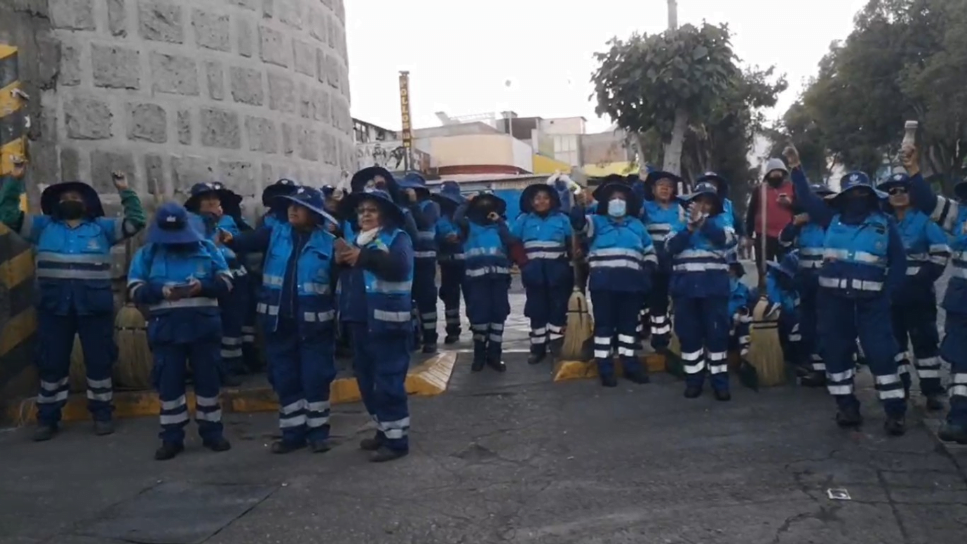 Obreros de la municipalidad provincial de Arequipa enfrentados a gestión de alcalde Rivera por suba de sueldos