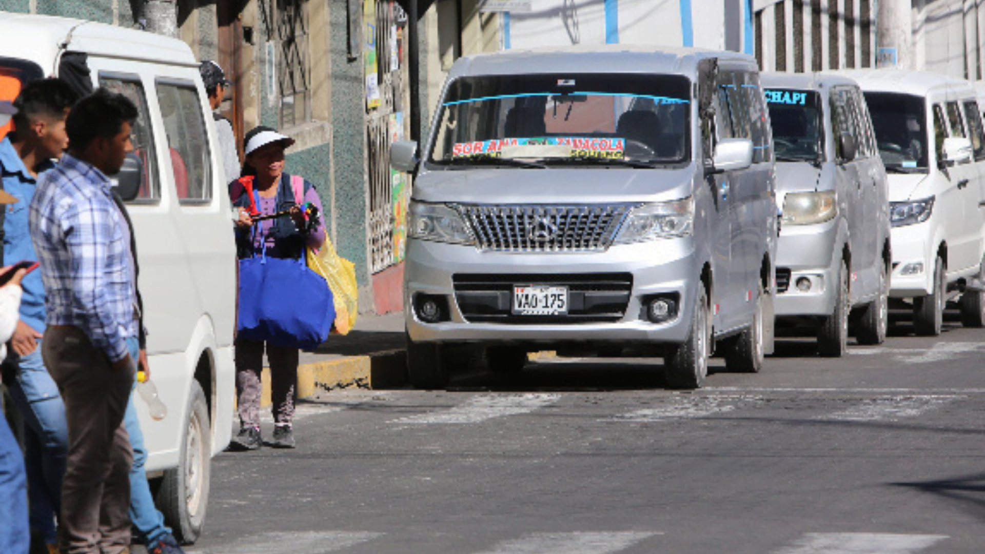 Caos en el Cercado por marcha rodante de combis pequeñas, “loncheritas”, quieren permiso temporal