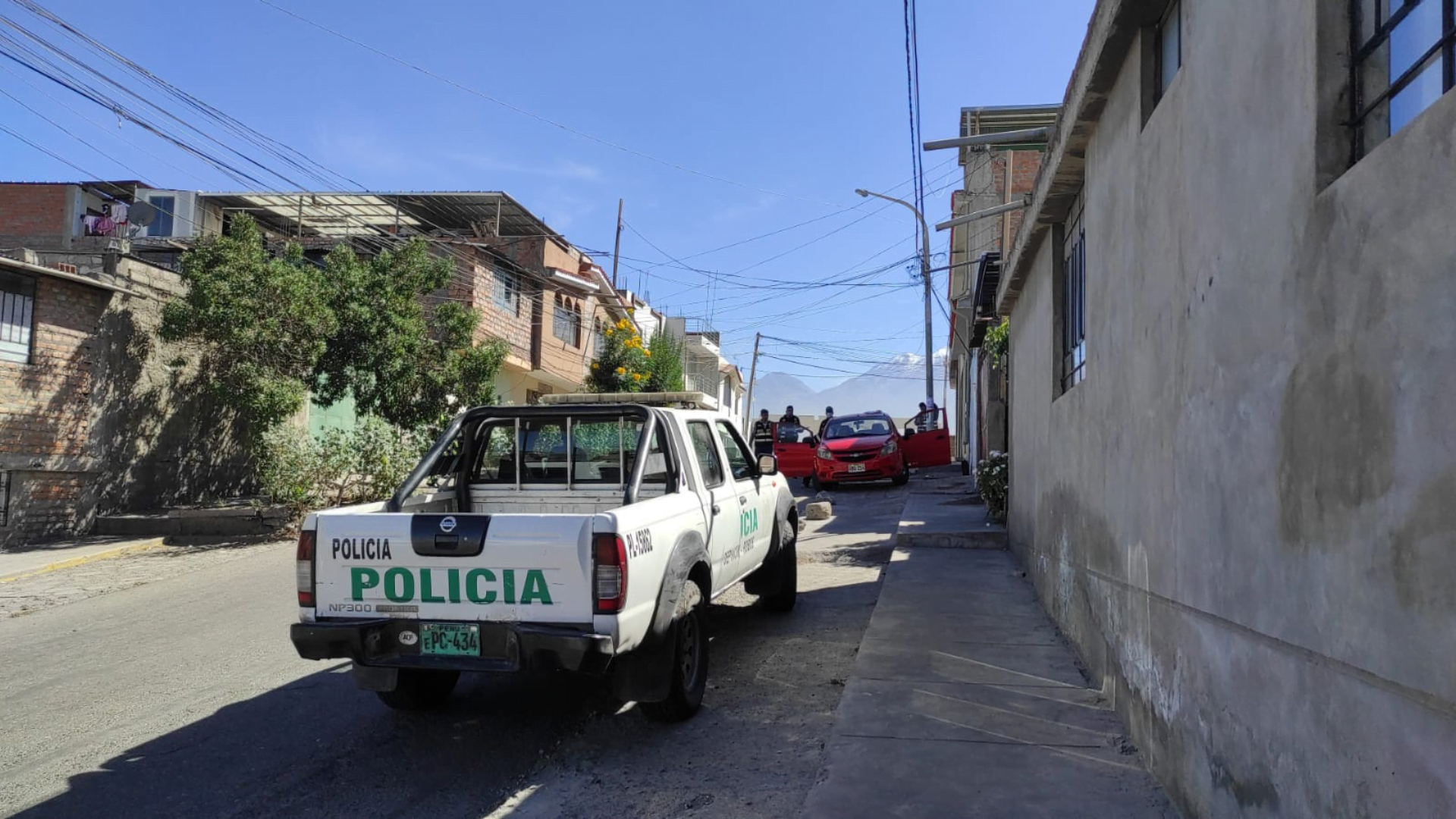 Policía encuentra auto usado por “marcas” que asaltaron a mujer y le robaron S/32,000 cerca al mall Porongoche