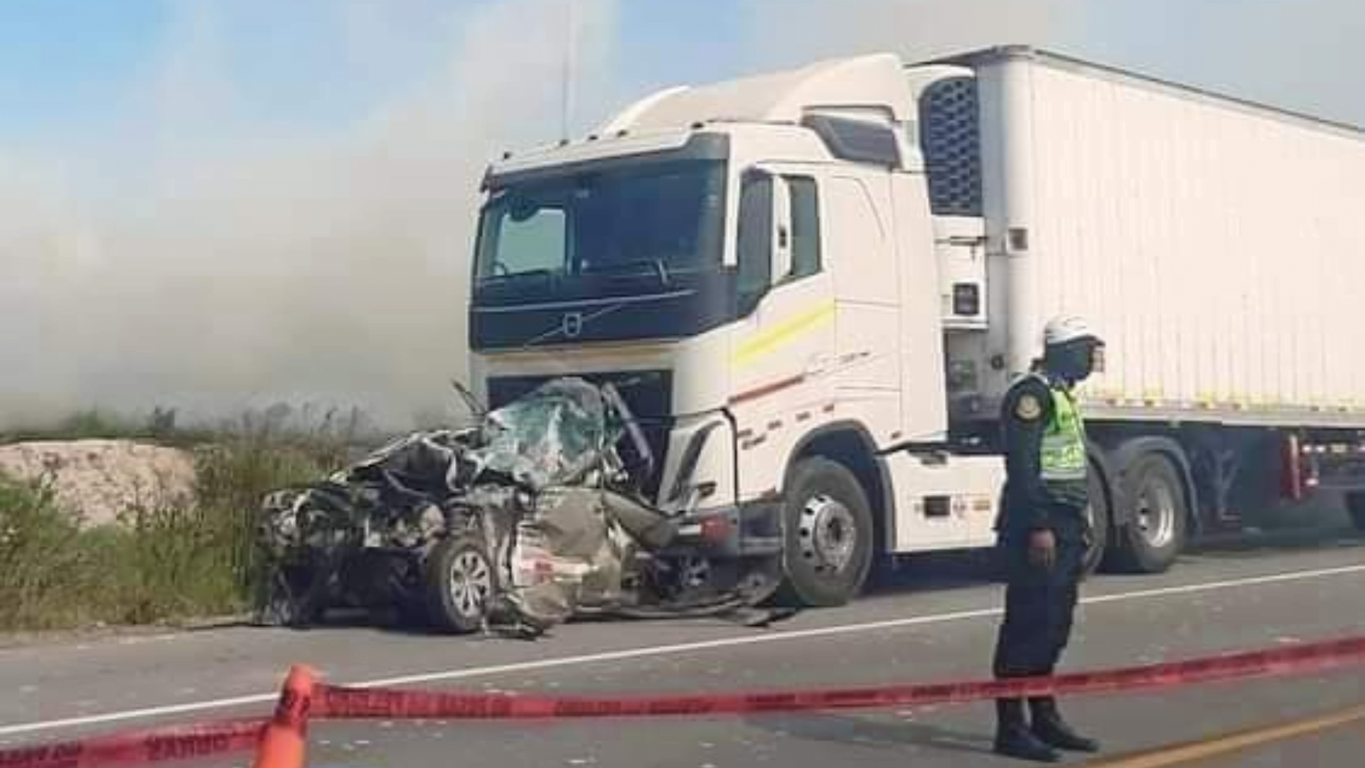 Múltiple choque: pareja de esposos pierde la vida tras estrellar auto contra camión por culpa de densa humareda