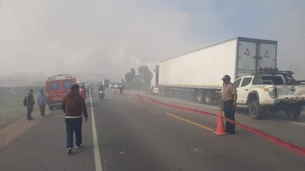 Múltiple choque: pareja de esposos muere tras estrellar auto contra camión por culpa de densa humareda 1 Múltiple choque: pareja de esposos pierde la vida tras estrellar auto contra camión por culpa de densa humareda