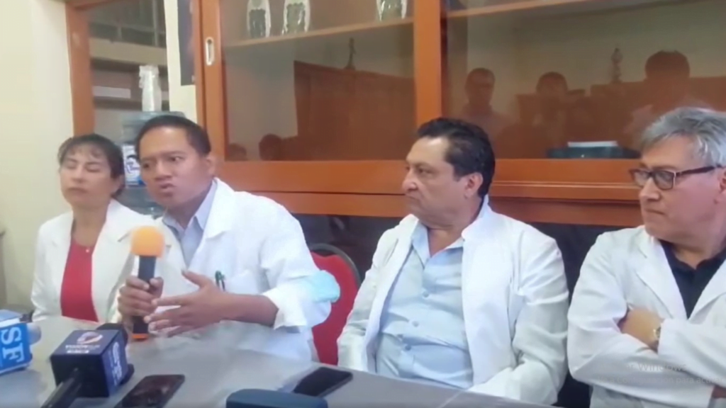 Médicos protestan y piden que el hospital Honorio Delgado Espinoza sea declarado en emergencia.
