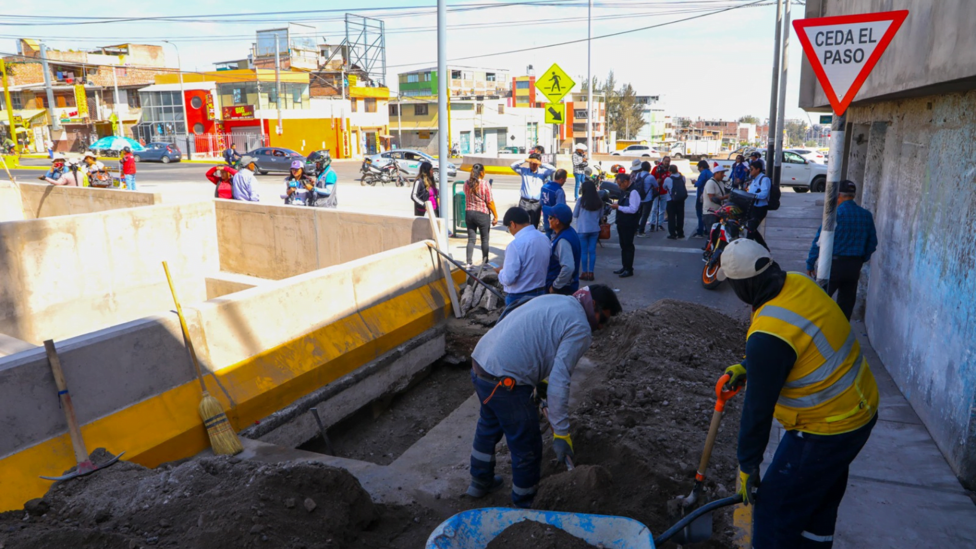 Intercambio vial Bicentenario: filtración de agua malogró asfaltado y municipio señala que obra tiene garantía