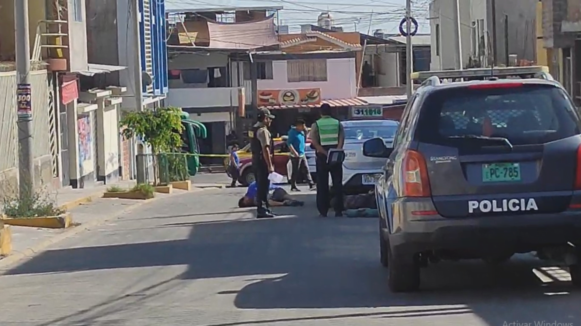 Cayeron en flagrancia: capturan a tres sujetos que habían asaltado lubricentro en la Av. Mariscal Castilla en Paucarpata.