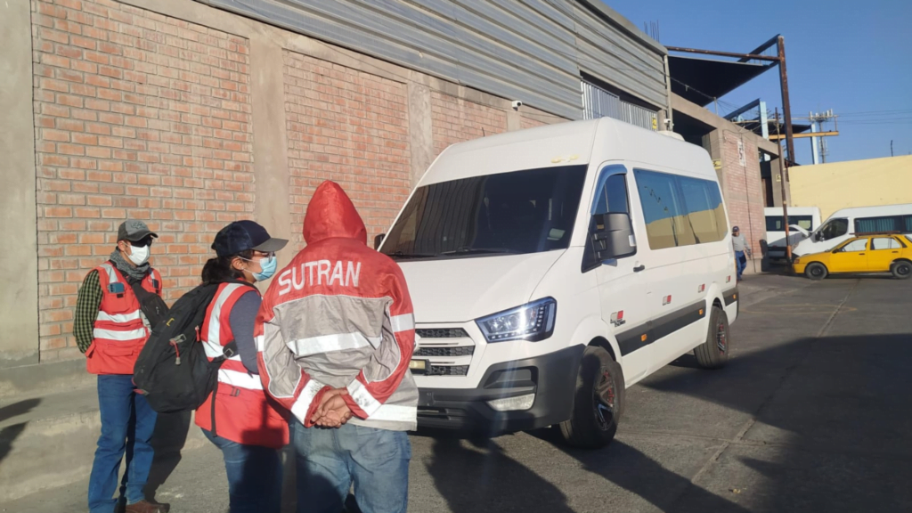 Sutran interviene terminal de minivan que causó accidente que dejó 6 fallecidos: un chofer fue detenido. El operativo acabó en medio de insultos y gritos contra el jefe de la entidad.
