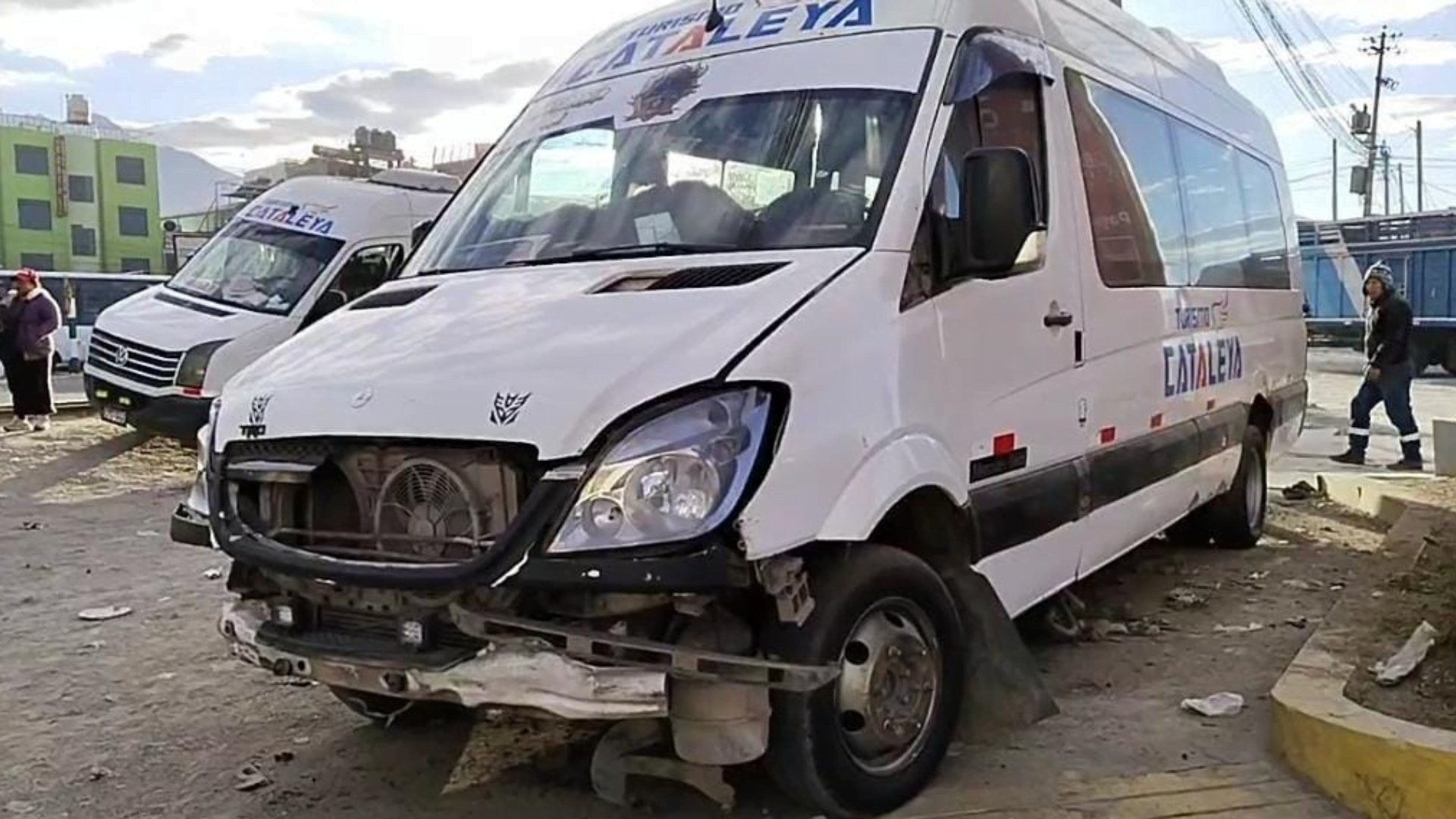 Atentan contra empresarios: delincuentes lanzan explosivos contra minivan en Cerro Colorado y en la casa de un transportista en Cayma.