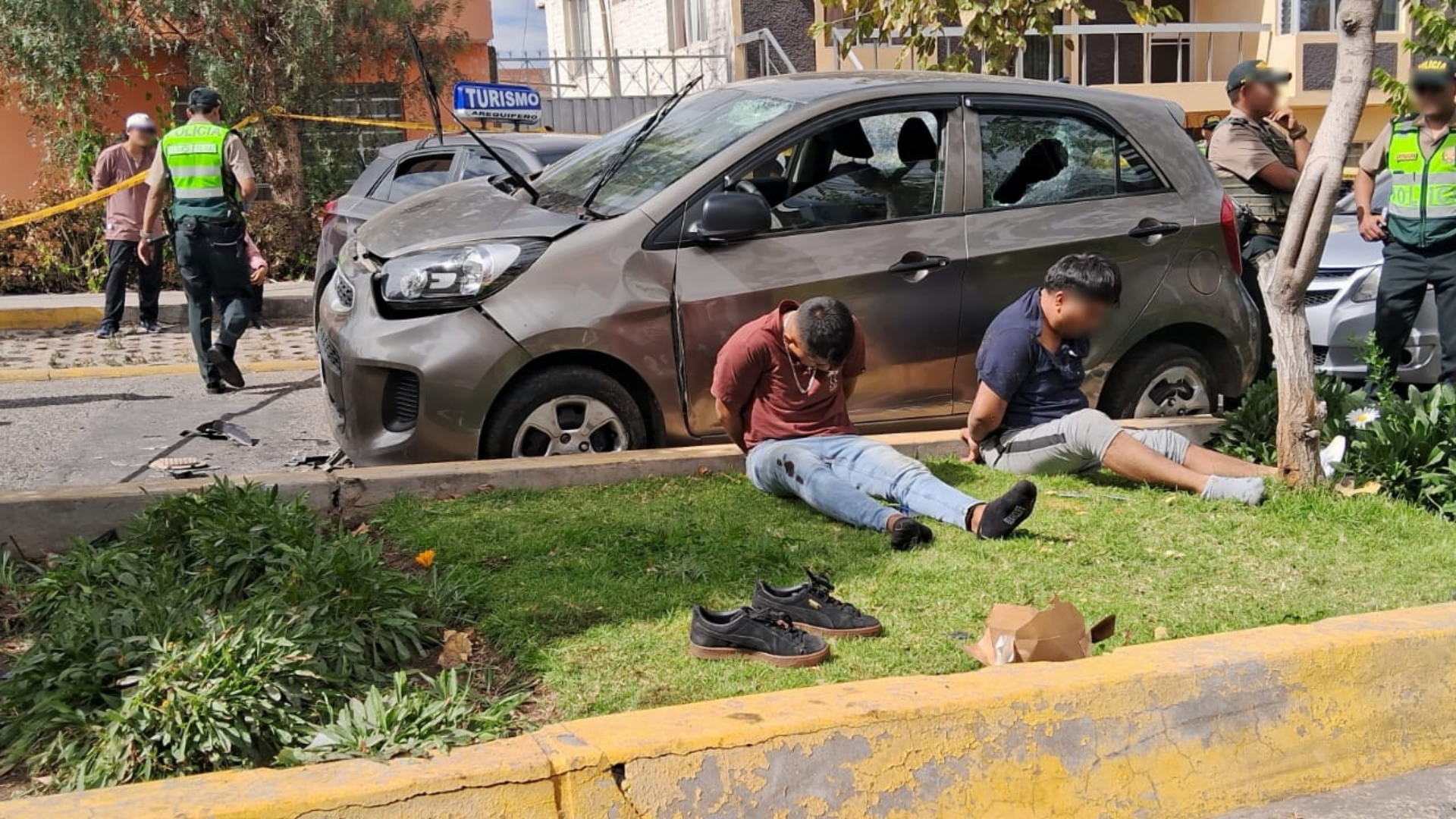 En persecución las víctimas atrapan a ladrones de autopartes: sujetos fueron sorprendidos robando una ‘memoria’ Agraviados estrellaron su auto contra la unidad de los sospechosos.