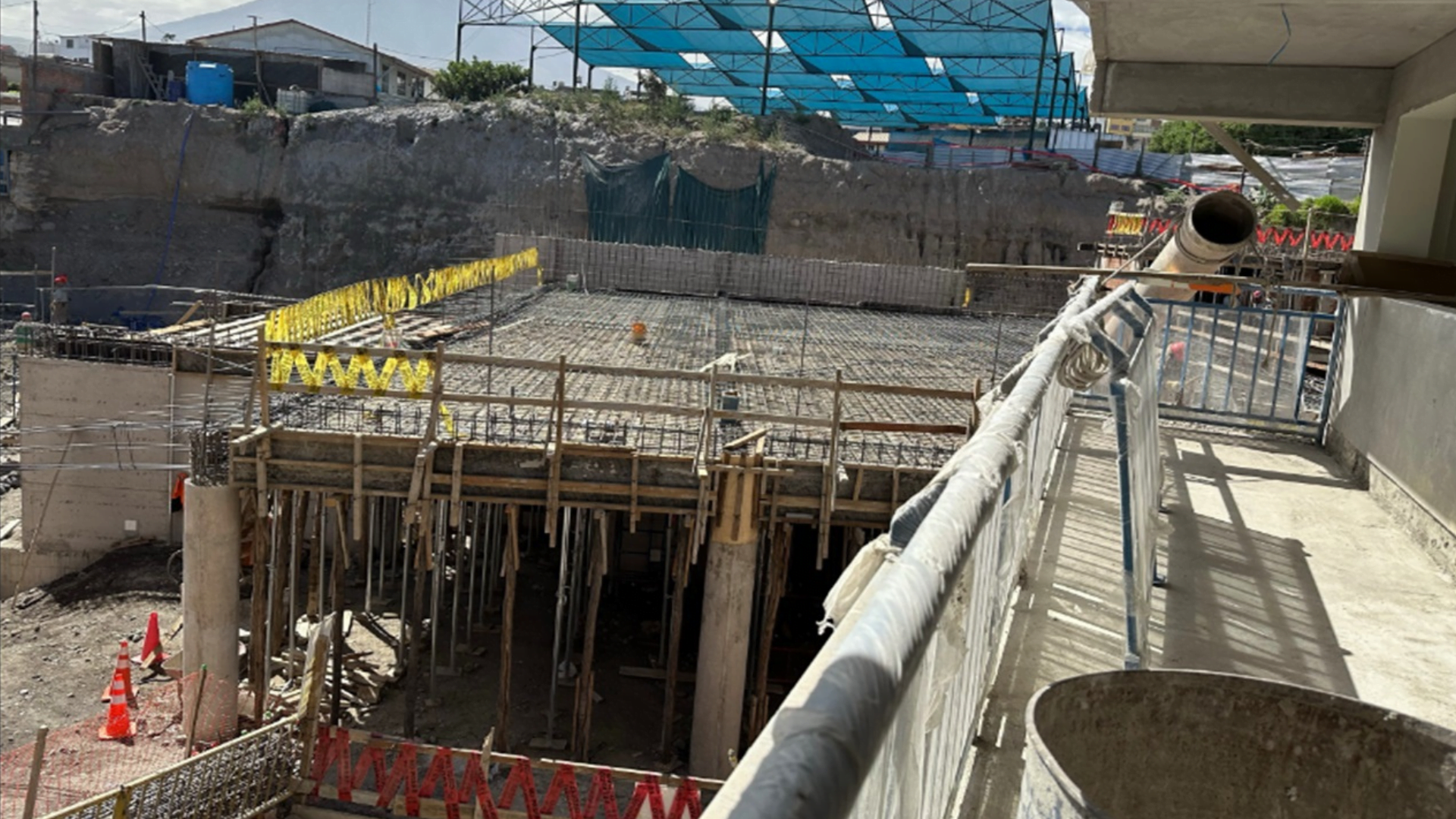 Contraloría alertó sobre demora en entrega de materiales para culminar obra del colegio Luis H. Bouroncle. Municipalidad suspendió las obras por deficiencias.