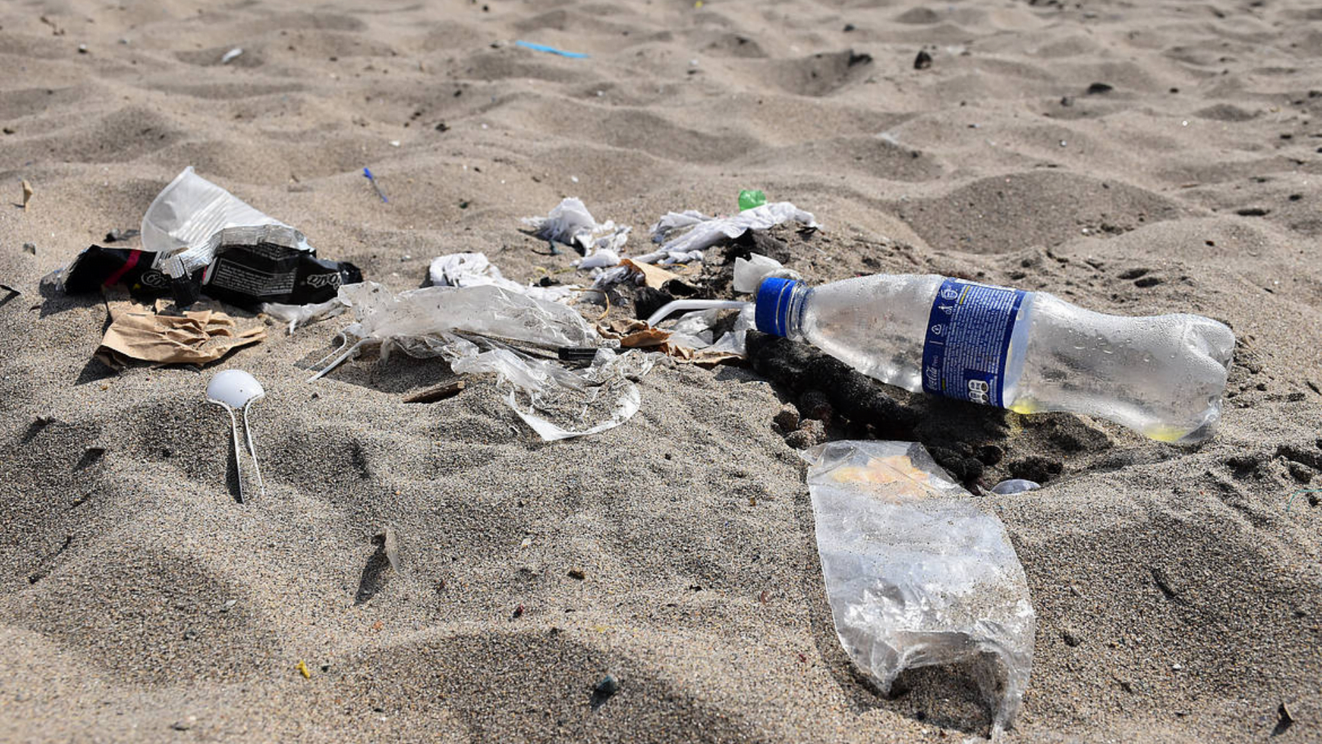 El 46% de basura que arrojan en las playa son plástico, sepa cómo reducir el uso de plástico en casa y evitar la contaminación.