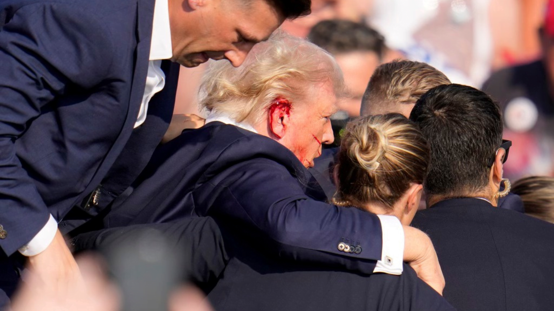 Dos personas pierden la vida en ataque a expresidente de Estados unidos, Donald Trump, quien iniciaba un mitin en Pensilvania. Servicio secreto abatió al atacante.
