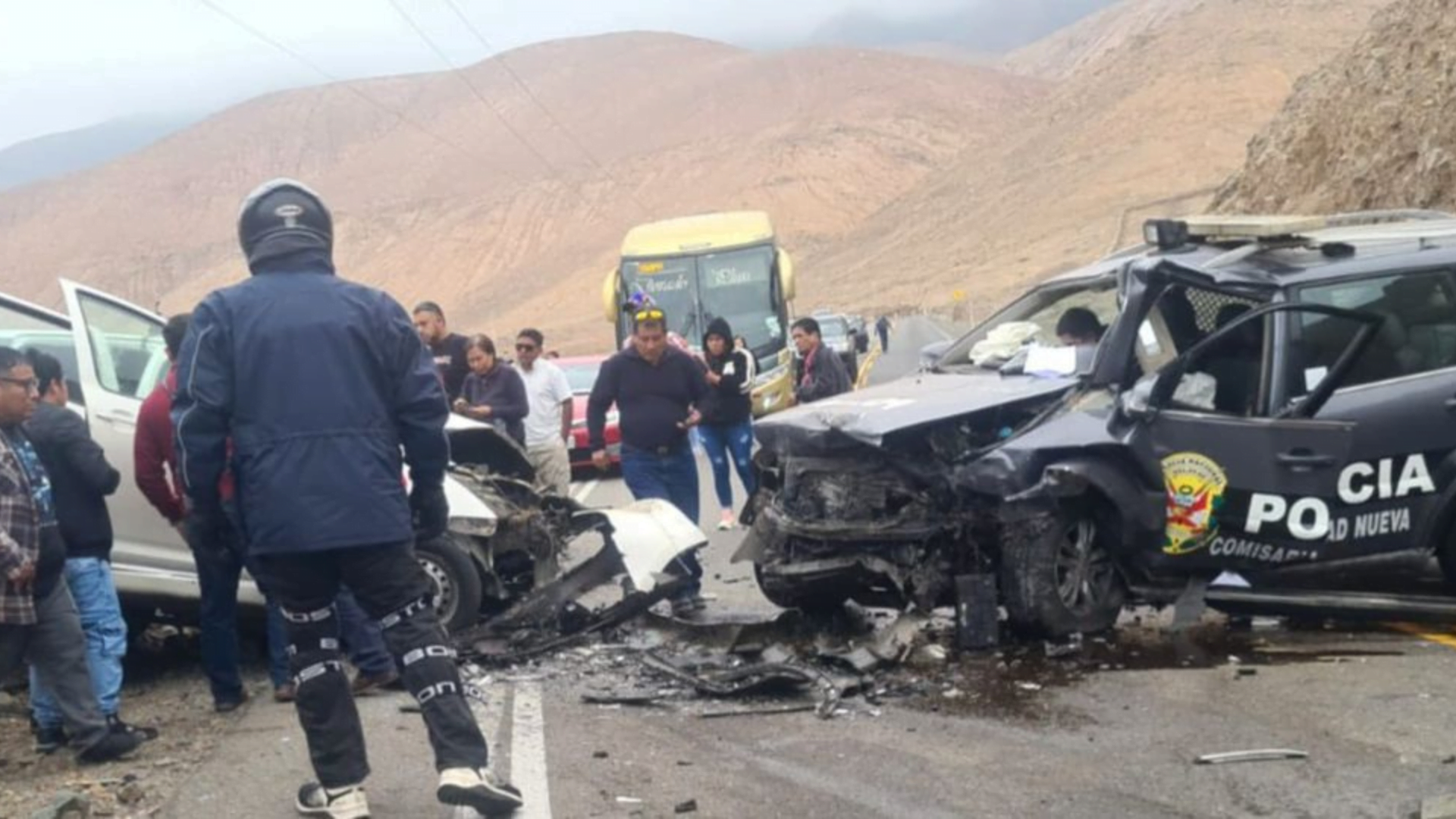 Accidente en la Costanera: identifican a una de las víctimas fatales y a los dos policías heridos. Vehículo policial habría invadido carril contrario.