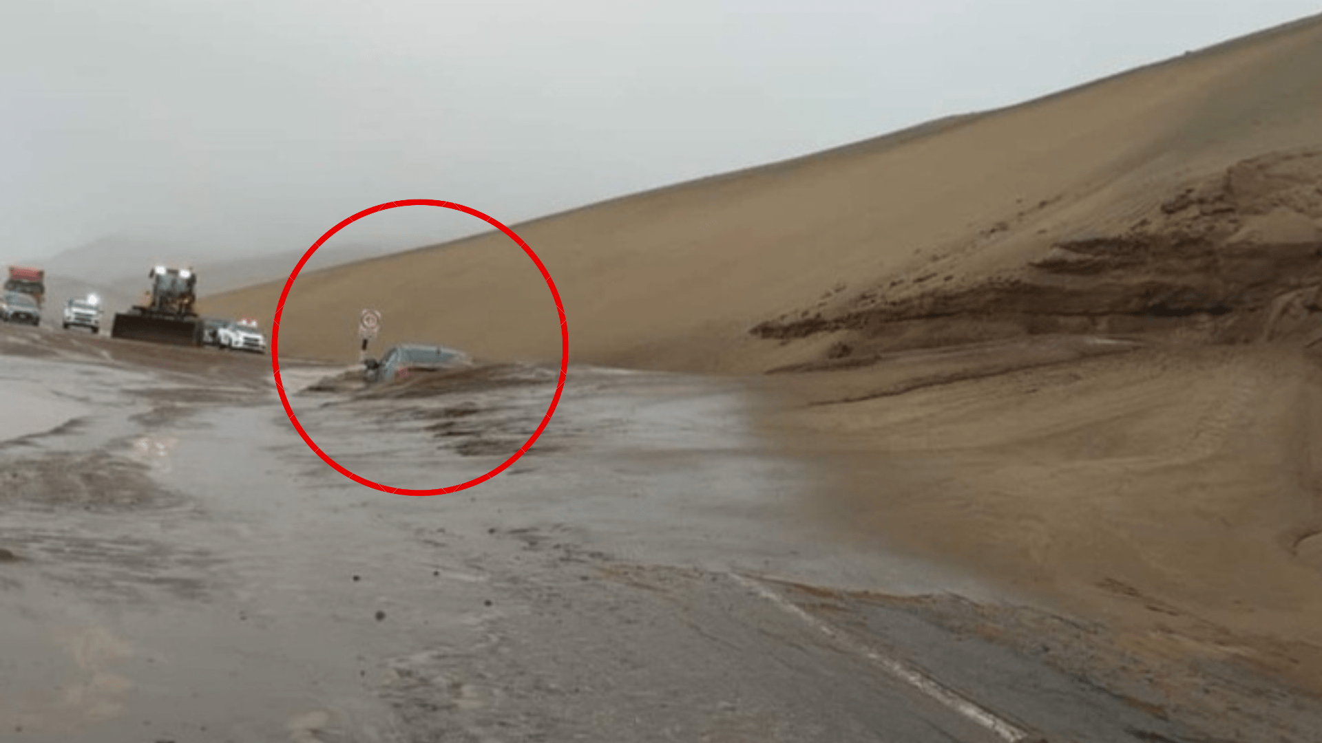 Huaico en la carretera a Tacna: vehículo quedó sepultado tras la caída de lodo debido a fuertes lluvias