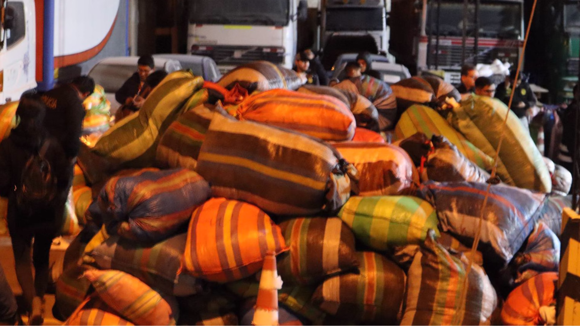 Arequipa: incautan 15 toneladas de ropa y zapatos de contrabando en operativo en plataforma de Avelino Cáceres 2 Arequipa: incautan 15 toneladas de ropa y zapatos de contrabando en operativo en plataforma de Avelino Cáceres