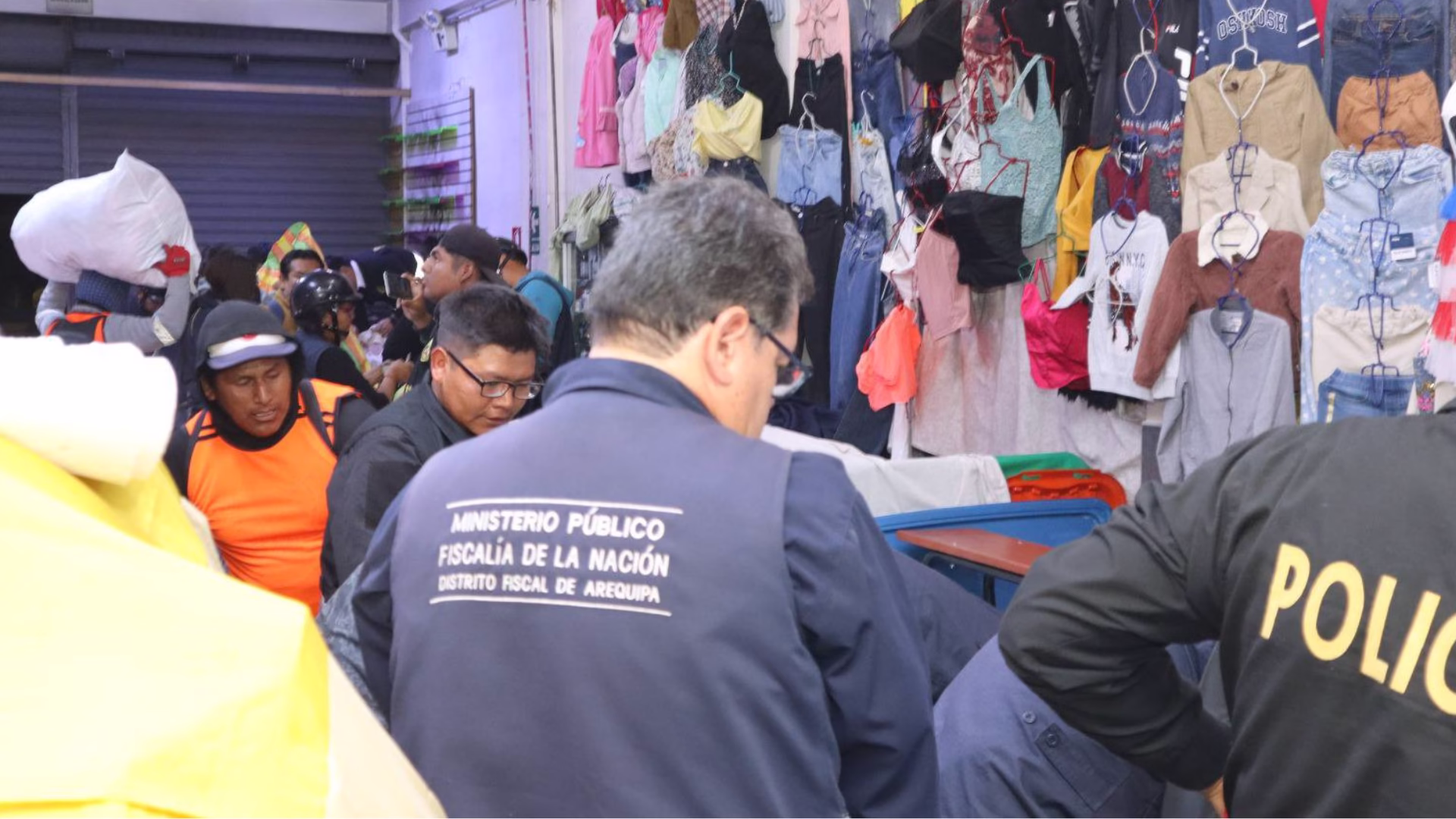 Arequipa: incautan 15 toneladas de ropa y zapatos de contrabando en operativo en plataforma de Avelino Cáceres 1 Arequipa: incautan 15 toneladas de ropa y zapatos de contrabando en operativo en plataforma de Avelino Cáceres