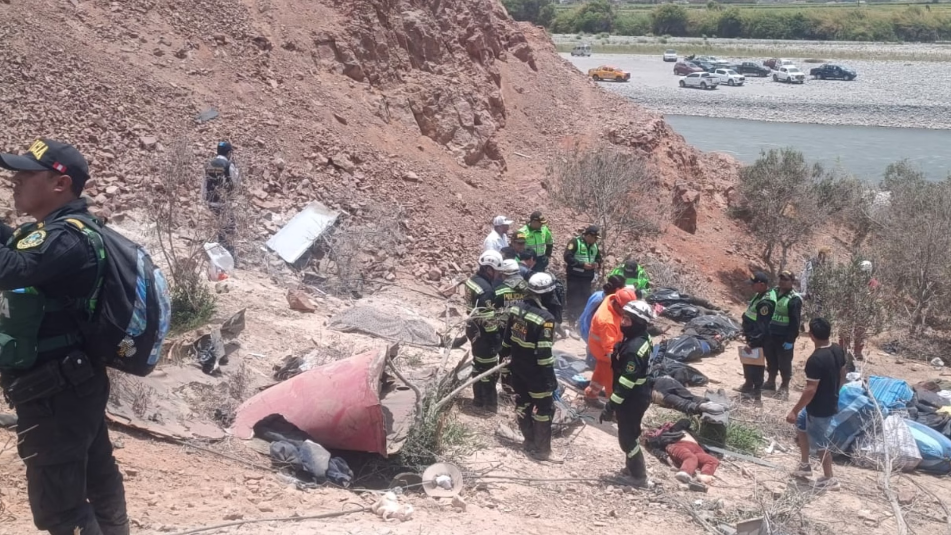 Accidente en Ocoña: identifican a 37 fallecidos del bus de Llamosas, familiares reconocieron a víctimas.