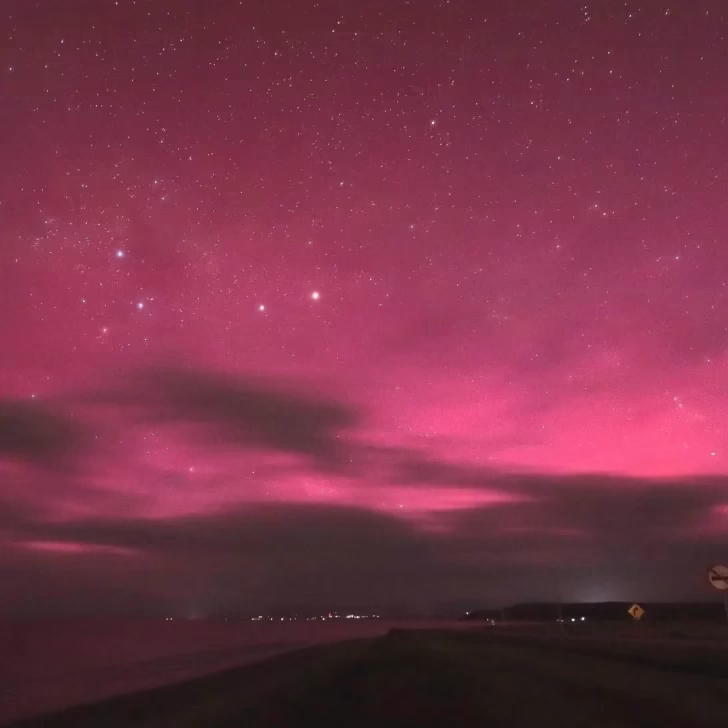 Llamarada solar pinta de rosa y verde los cielos del sur de Chile con espectaculares auroras australes 2026