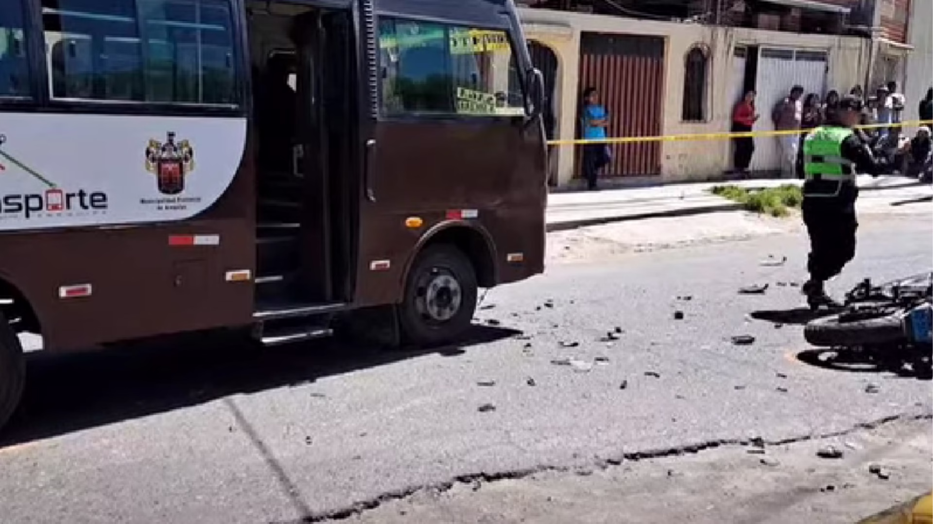 Arequipa: joven motociclista muere tras violento choque frontal con custer, culpan a vehículos estacionados 1 Arequipa: joven motociclista muere tras violento choque frontal con custer, culpan a vehículos estacionados