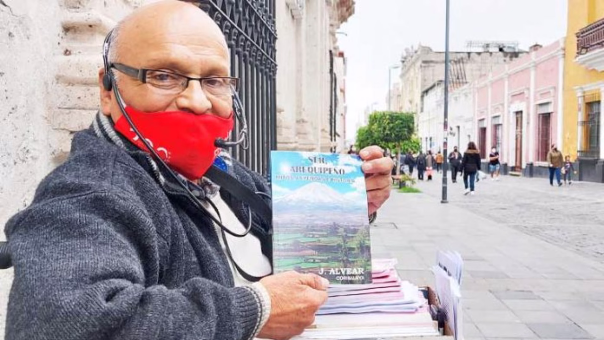 ALMA MATINAL… El Señor de las Historias 1 el escritor José Alvear Corimanya con su ambulante quiosco, sus libros y salpicando anécdotas a sus conspicuos transeúntes y fervorosos lectores