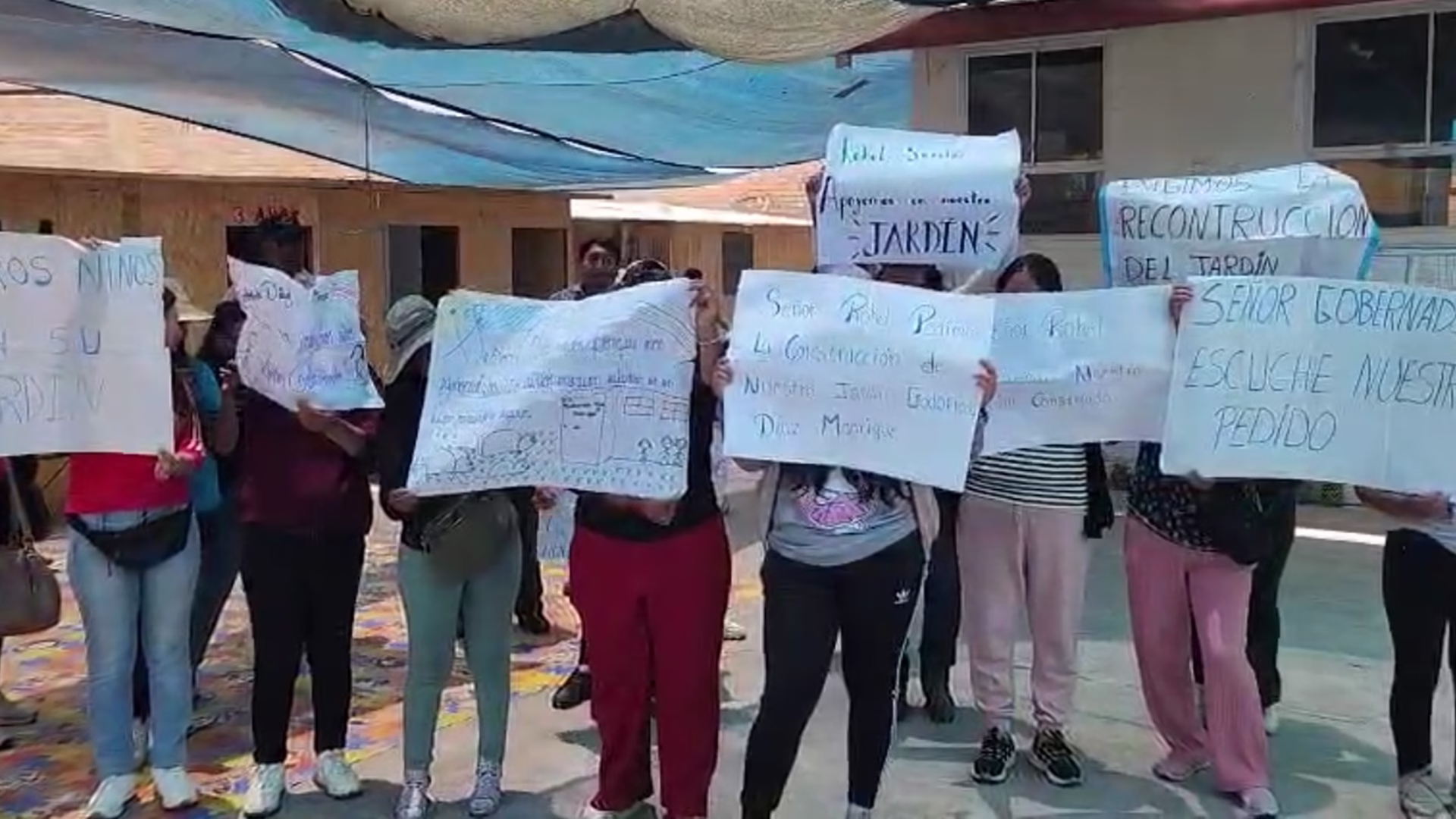 Padres exigen reconstrucción de colegio inicial declarado inhabitable: 40 niños estudian en aulas prefabricadas