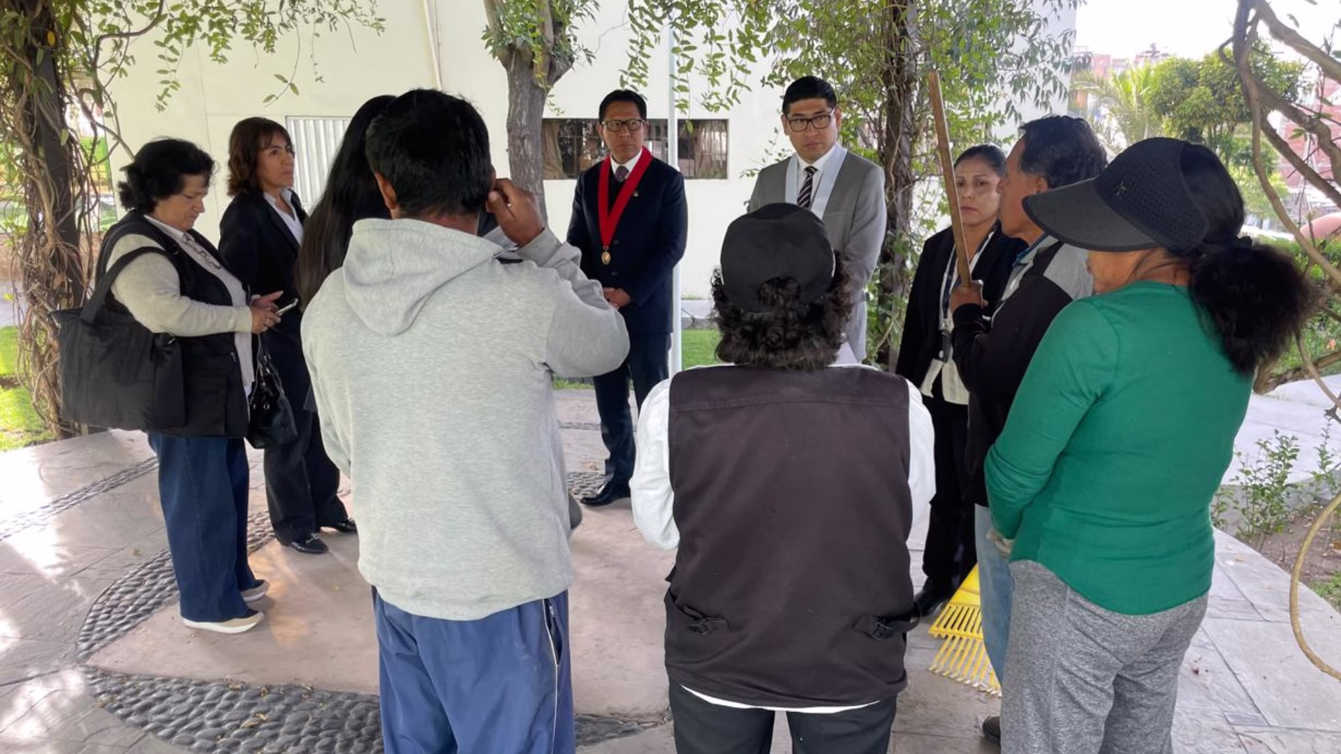 Una visita inopinada a entidades receptoras de sentenciados con prestación de servicios a la comunidad (servicios comunitarios)  reveló serias deficiencias en el cumplimiento de estas penas convertidas. La diligencia fue encabezada por el juez decano de Flagrancia Delictiva, Walter Marroquín Aranzamendi, junto al presidente de la Corte Superior de Justicia de Arequipa, Nicolás Iscarra Pongo, quienes inspeccionaron los puntos de trabajo en diversos distritos.