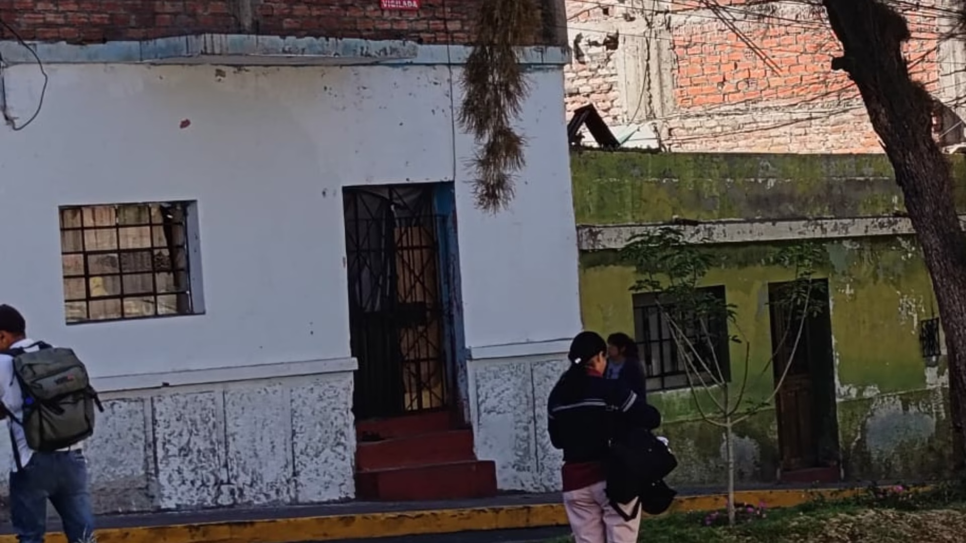 Arequipa: delincuente detona explosivo en vivienda de abogado en Miraflores; cámaras captaron al atacante 1 Arequipa: delincuente detona explosivo en vivienda de abogado en Miraflores; cámaras captaron al atacante