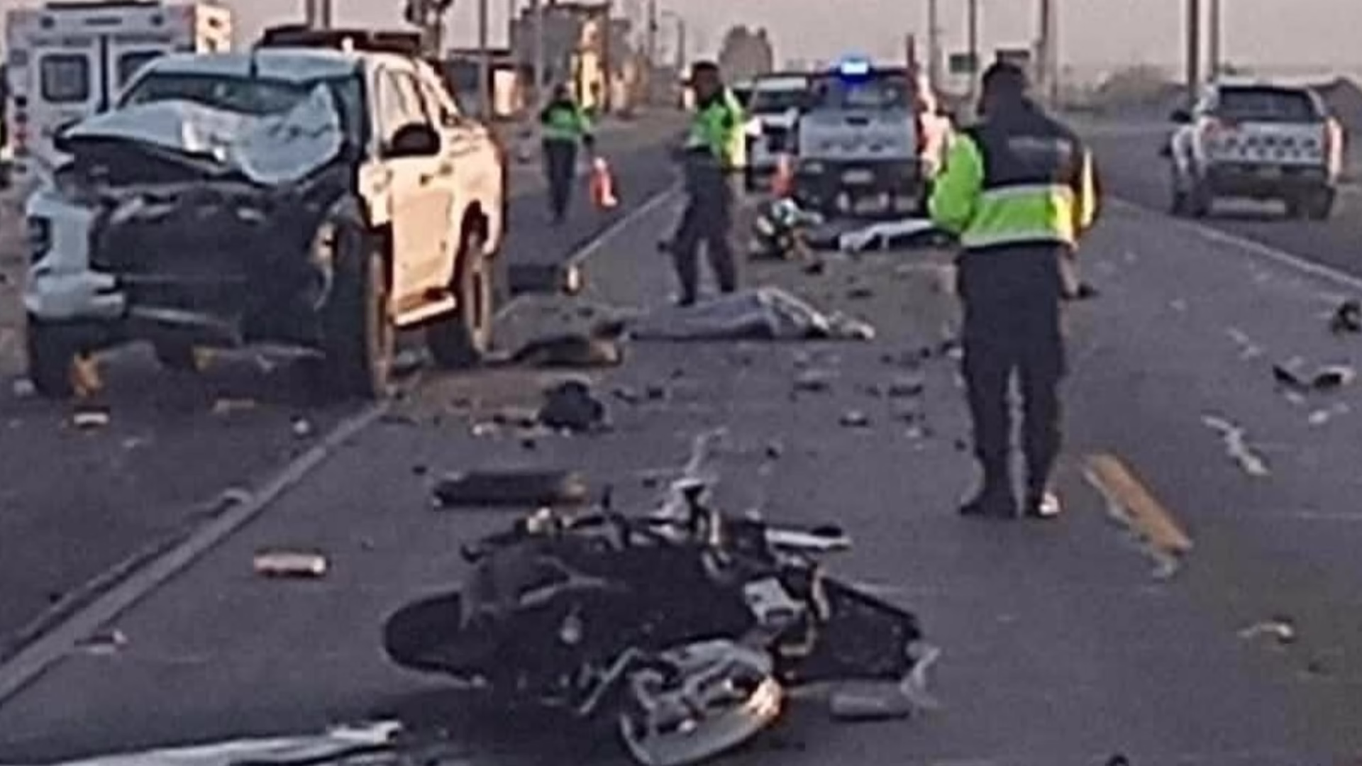 Arequipa: Choque frontal de moto y camioneta deja dos jóvenes fallecidos en la Panamericana Sur