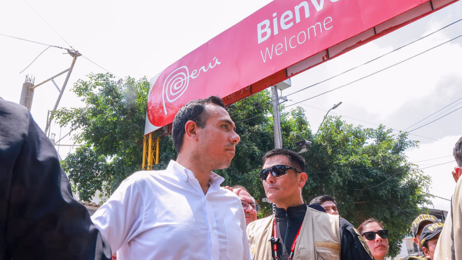 ¿Y AHORA QUÉ?… Fronteras expuestas: un territorio donde la ausencia del Estado es la norma 1 . El reciente viaje del presidente interino José Jerí Oré a la localidad de Tumbes volvió a poner sobre la mesa una realidad