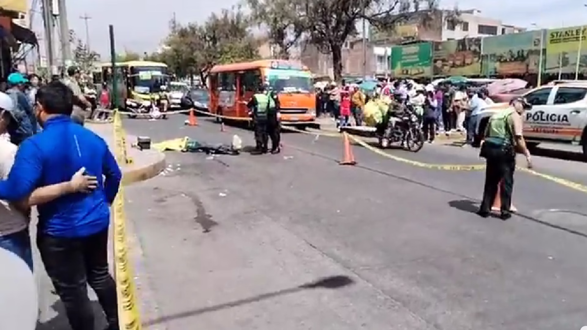 Arequipa: adulto mayor muere arrollado por unidad del SIT tras caer a la pista en la Av. Los Incas 1 Arequipa: adulto mayor muere arrollado por unidad del SIT tras caer a la pista en la Av. Los Incas