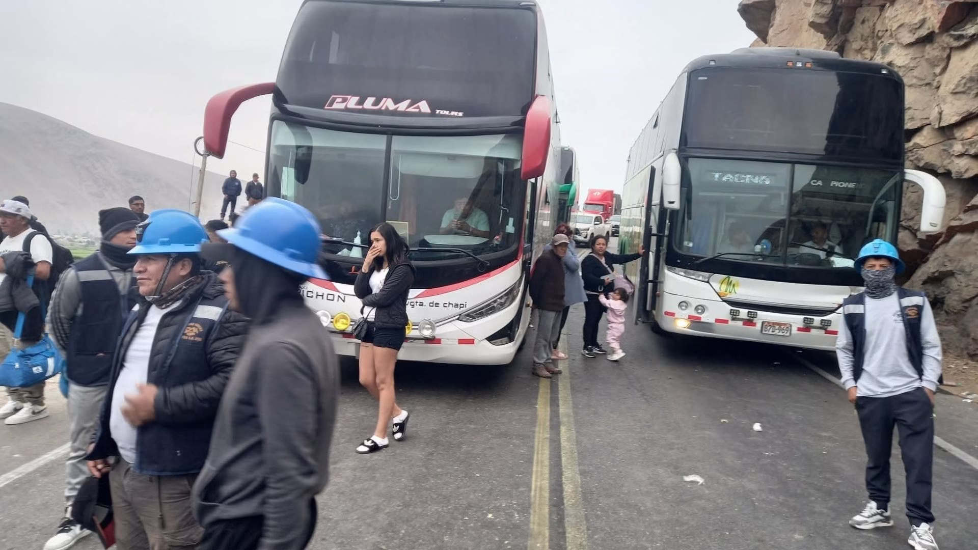 Mineros mantienen bloqueo en la Panamericana Sur y solo permiten pase vehicular en 'treguas' cada 12 horas 1 Mineros mantienen bloqueo en la Panamericana Sur y solo permiten pase vehicular en 'treguas' cada 12 horas