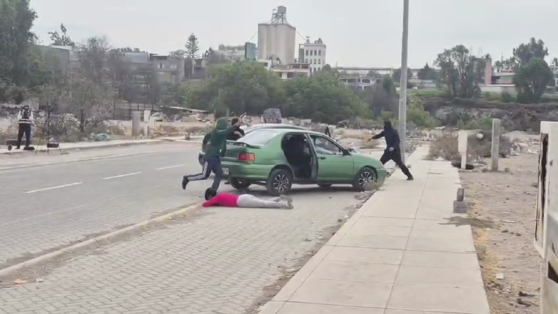 Policía escenifica asalto para entrenar a nuevos agentes en Arequipa: ejercicio llamó la atención de peatones 1 Policía escenifica asalto para entrenar a nuevos agentes en Arequipa: ejercicio llamó la atención de peatones