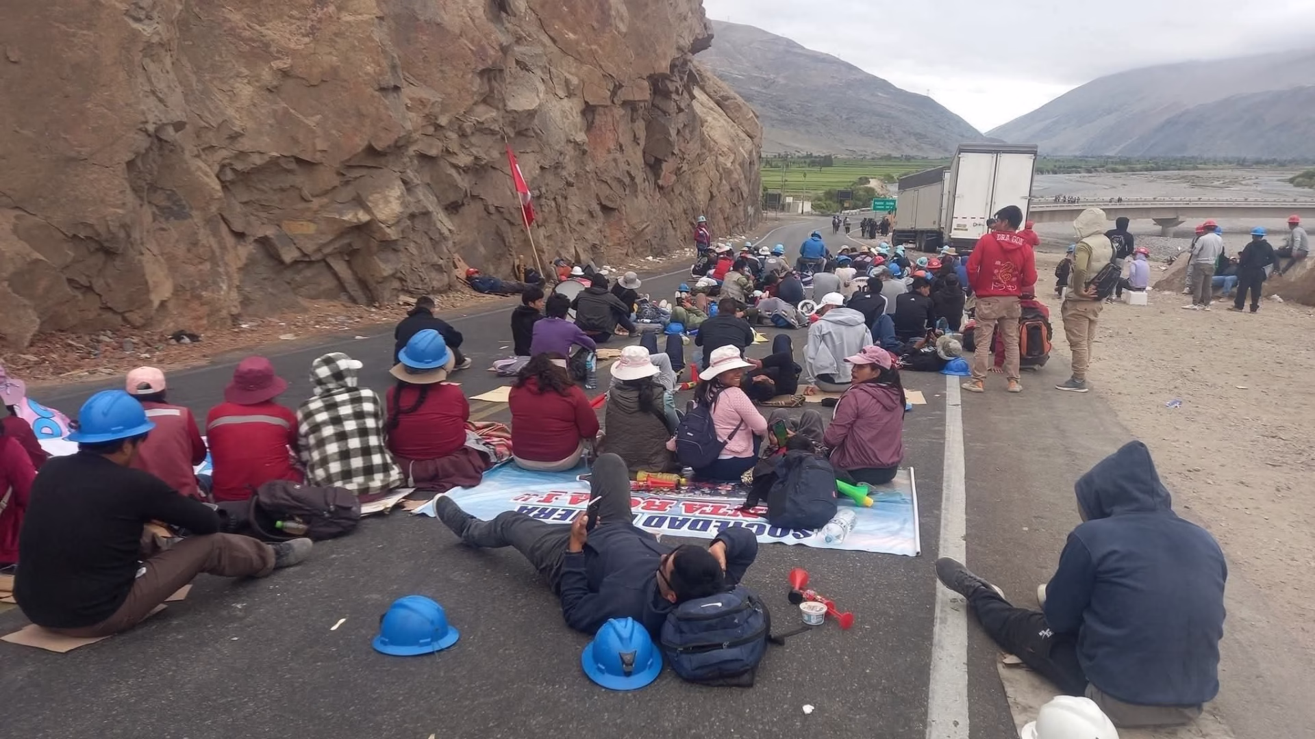 Arequipa: más de 2 mil mineros bloquean la Panamericana Sur en Ocoña y Chala; cientos están varados