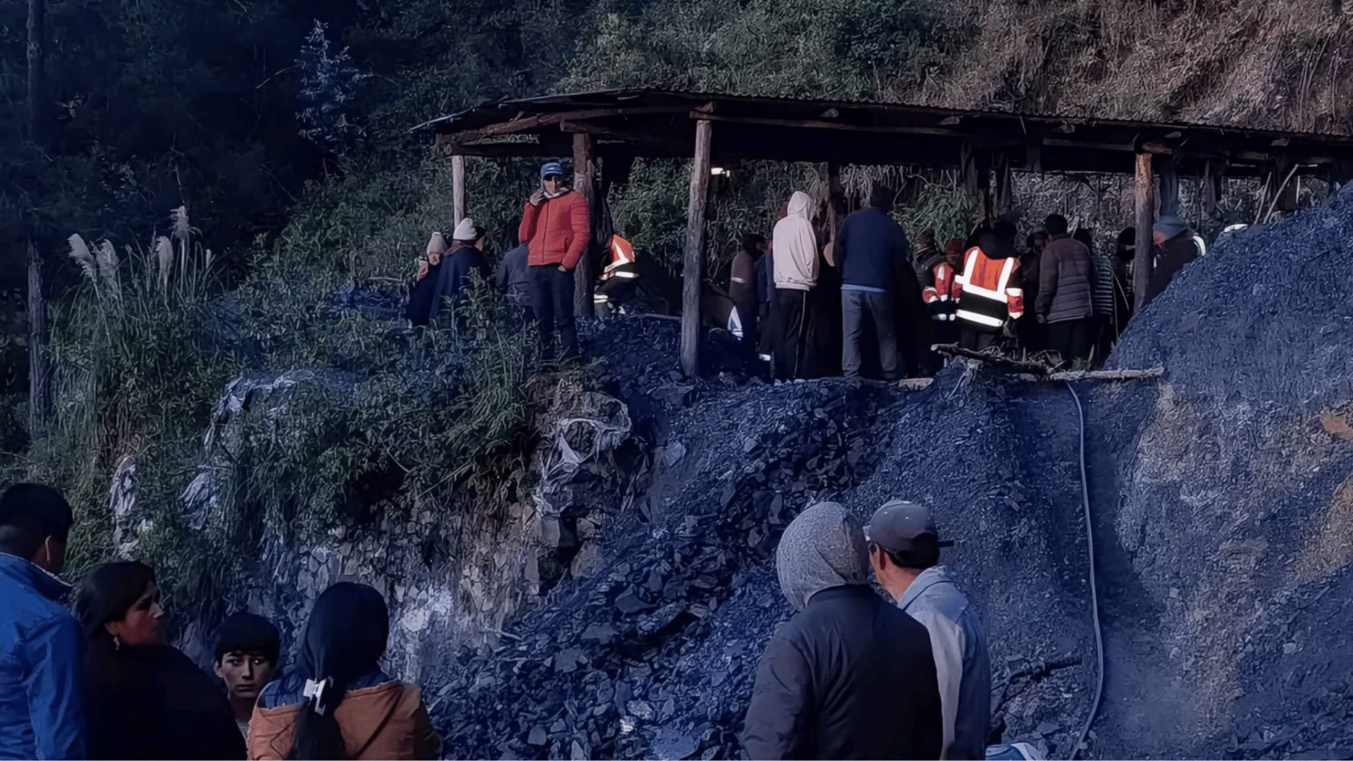 Rescatan a minero atrapado más de 17 horas y otros 2 trabajadores mueren tras derrumbe 2026