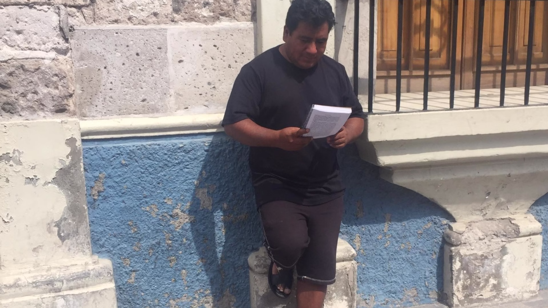 No lee en una cómoda mesa de estudio (listo para la foto inmortal) lo hace en la combi, en los viajes interprovinciales,