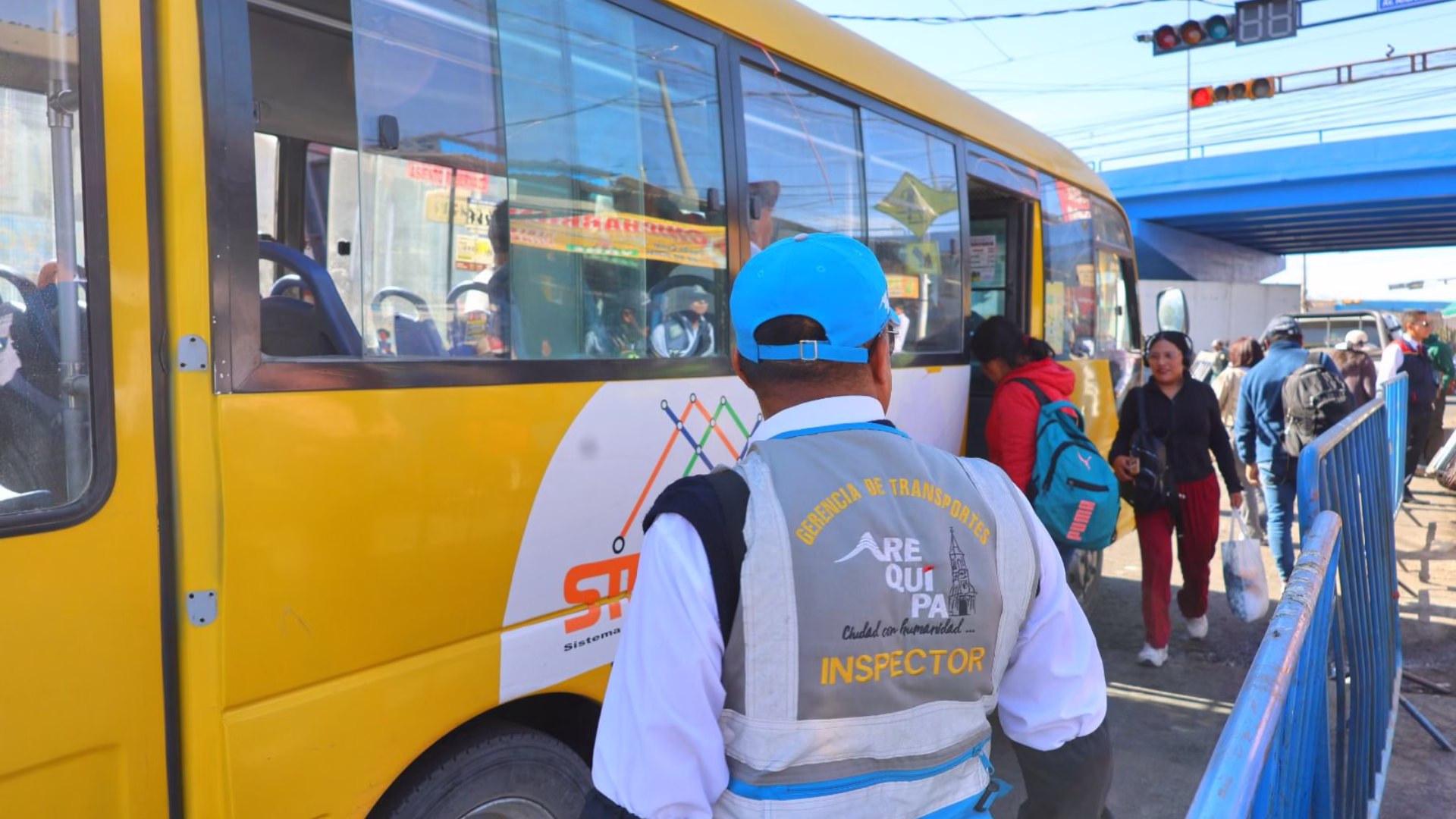 Arequipa: intensifican operativos contra transporte informal en Avelino Cáceres, intervienen a 10 'loncheritas' 1 Arequipa: intensifican operativos contra transporte informal en Avelino Cáceres, intervienen a 10 'loncheritas'