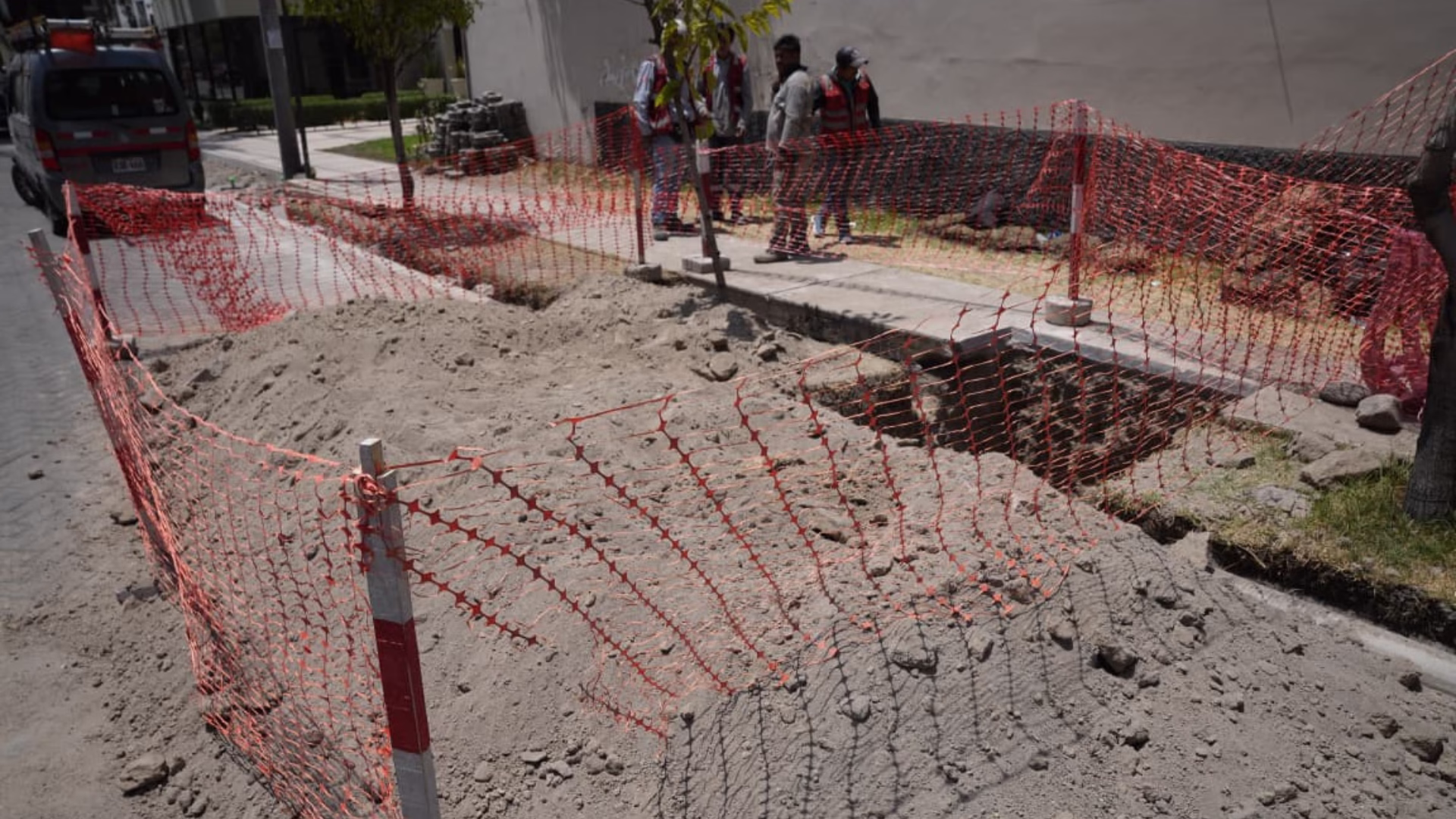 Arequipa: empresa de telefonía destruye adoquinado recién instalado en la avenida Andrés Martínez en Vallecito