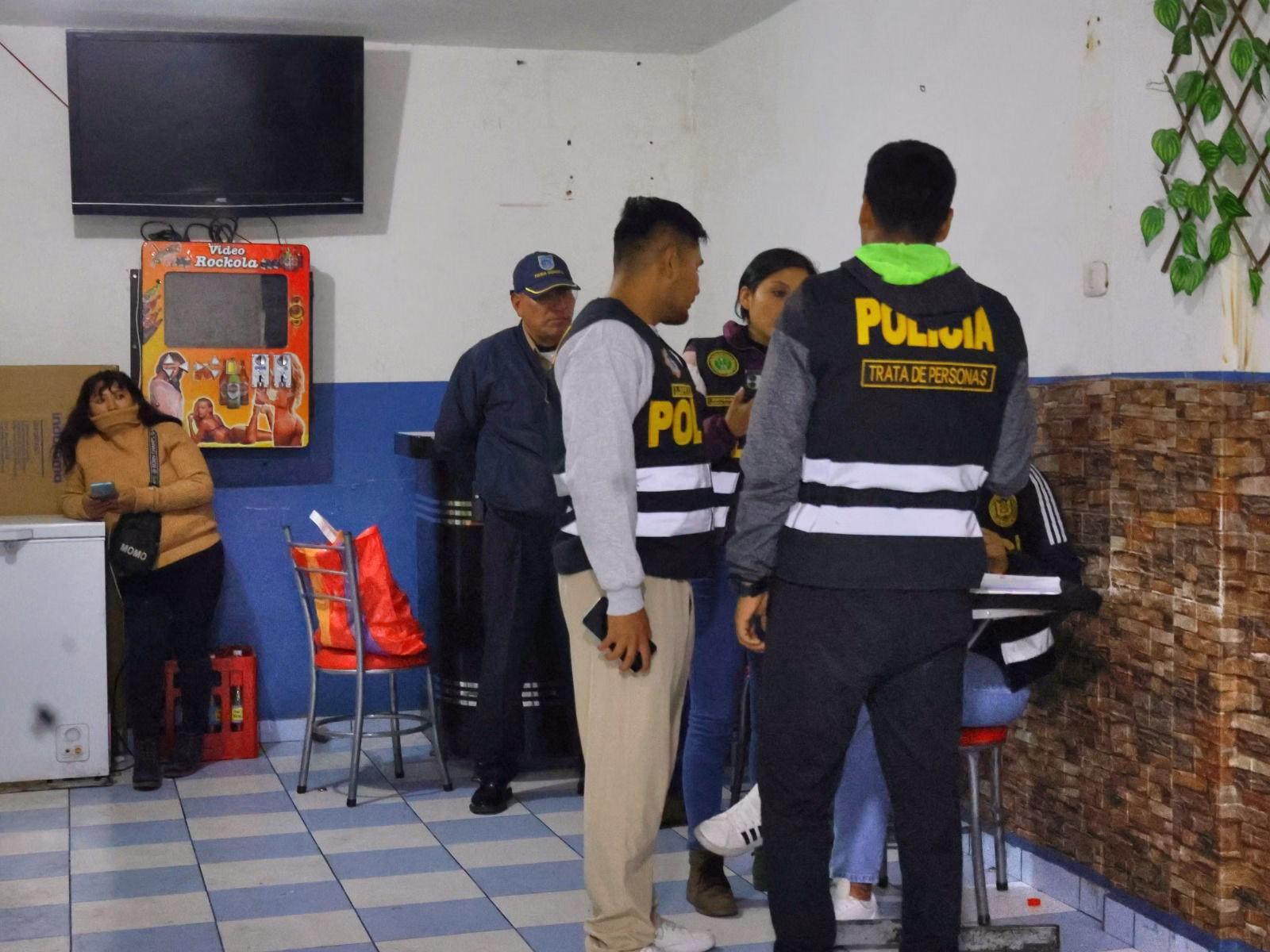Municipalidad de Bustamante clausura cantinas ilegales que operaban como restaurantes 2026