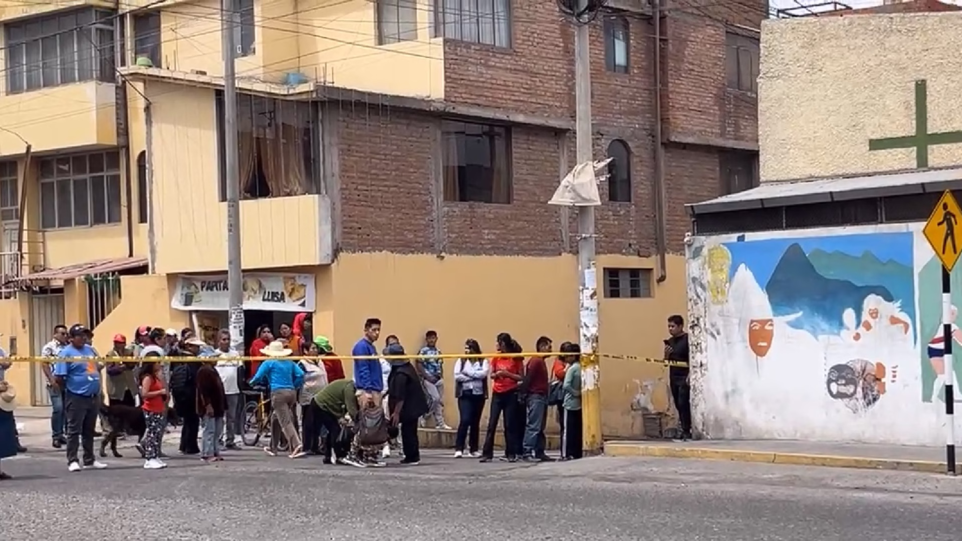 Arequipa: identifican a motociclista fallecido tras violento choque de bus del SIT en Mariano Melgar 1 amiliares del fallecido motociclista llegaron a la zona, protagonizando escenas de dolor. Se supo que la víctima vivía a unas cuadras