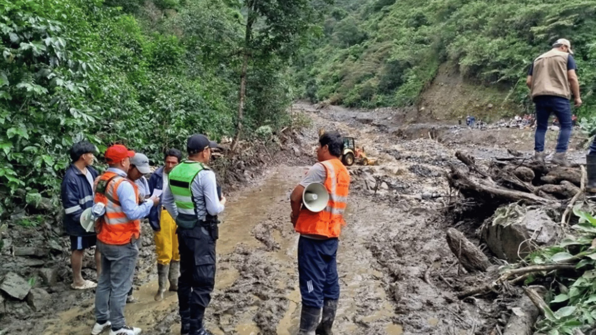 Cusco: Huayco en Yanatile provoca aislamiento de poblados y colapso de infraestructura vial en Calca 1 Cusco: Huayco en Yanatile provoca aislamiento de poblados y colapso de infraestructura vial en Calca 2026