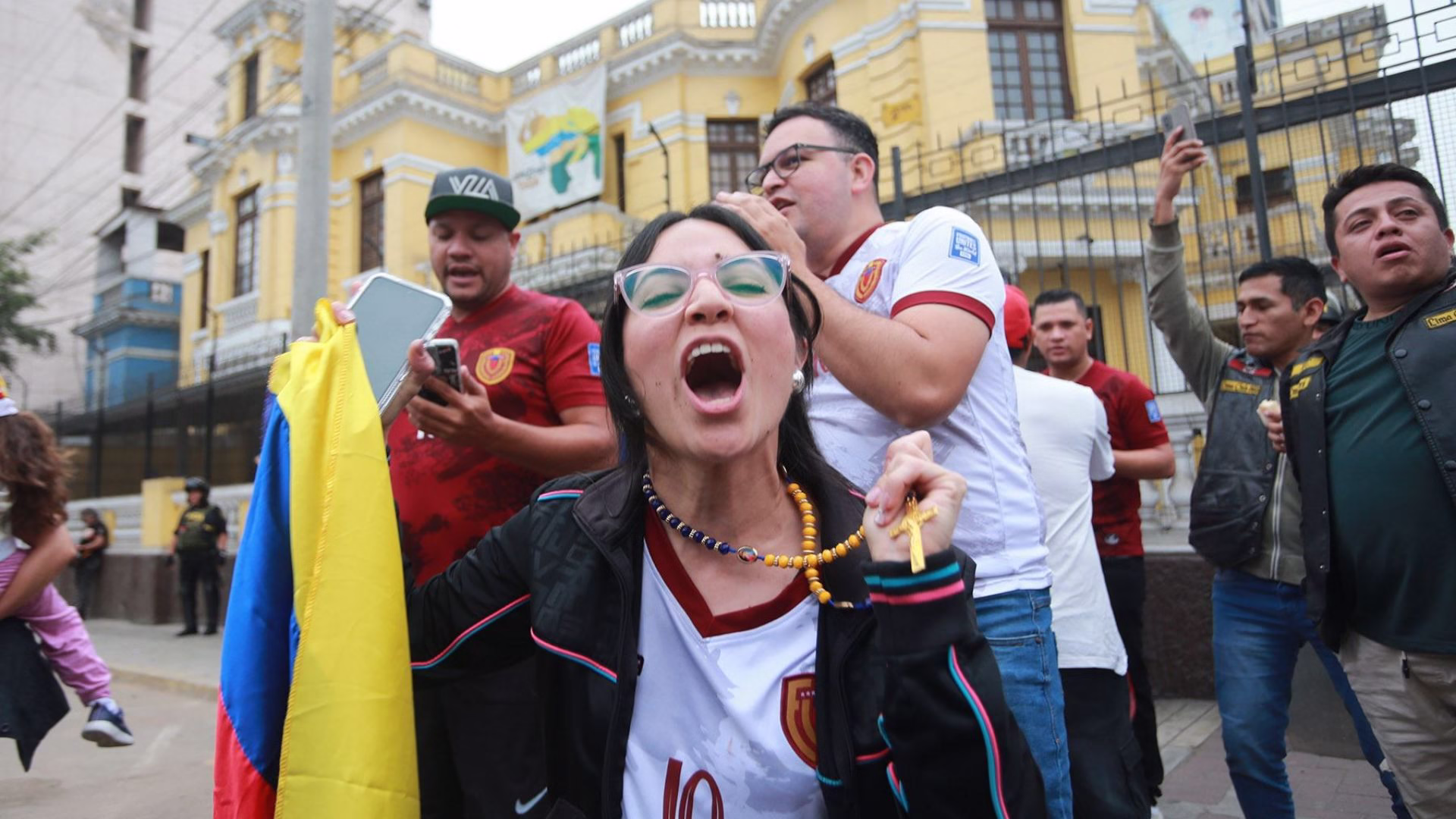 Venezolanos en Perú acuden a embajada de su país tras anuncio de captura de Nicolás Maduro