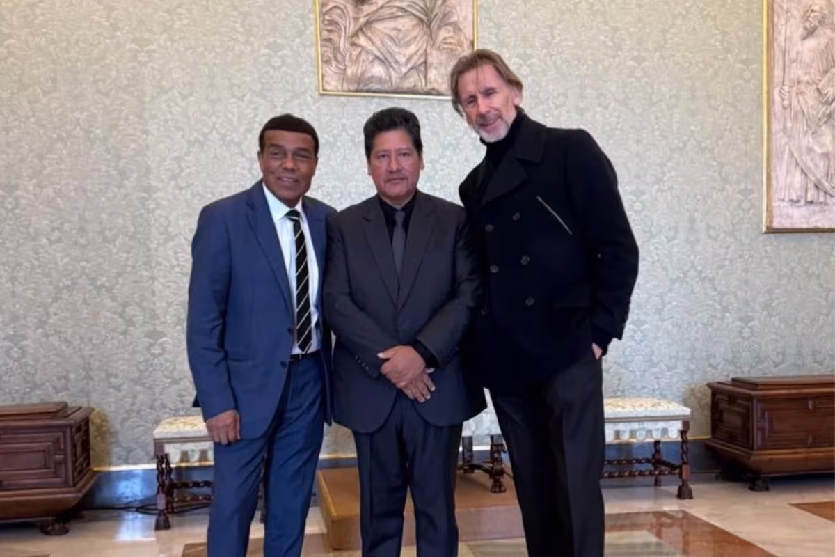 Teófilo Cubillas y Ricardo Gareca entregó camiseta histórica de Perú al Papa León XIV durante visita al Vaticano 2026