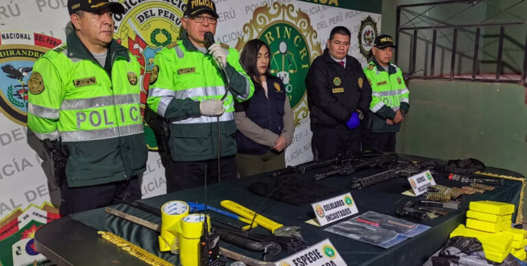 Juliaca: hallan fusiles AR-15 y arsenal oculto en vivienda alquilada 2026