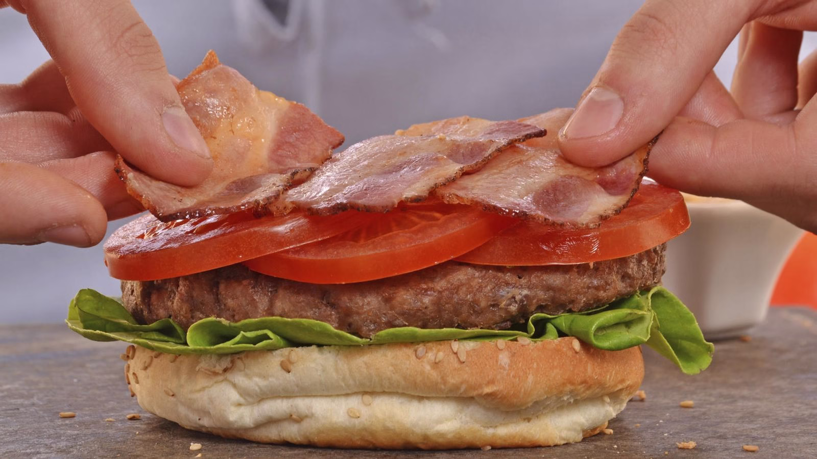 OMS advierte sobre el consumo de carnes procesadas y su vínculo con el cáncer 2026