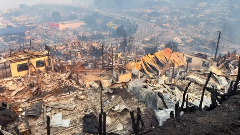 Emergencia en Chile: incendios forestales arrasan viviendas y obligan a evacuar a 20.000 personas 2026