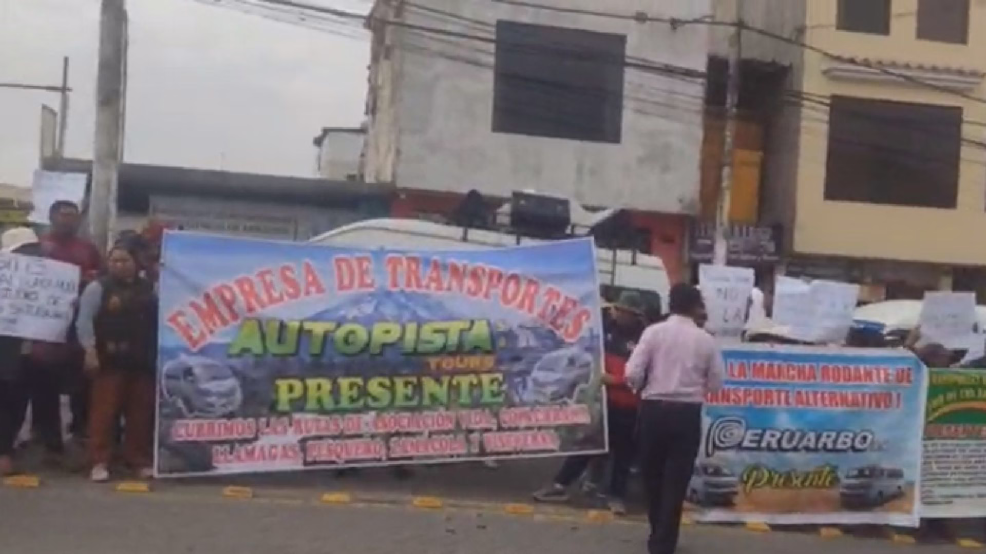 "Loncheritas" protestaron en Arequipa: dirigentes anuncian que denunciarán a alcalde porque no los escuchó 1 "Loncheritas" protestaron en Arequipa: dirigentes anuncian que denunciarán a alcalde porque no los escuchó