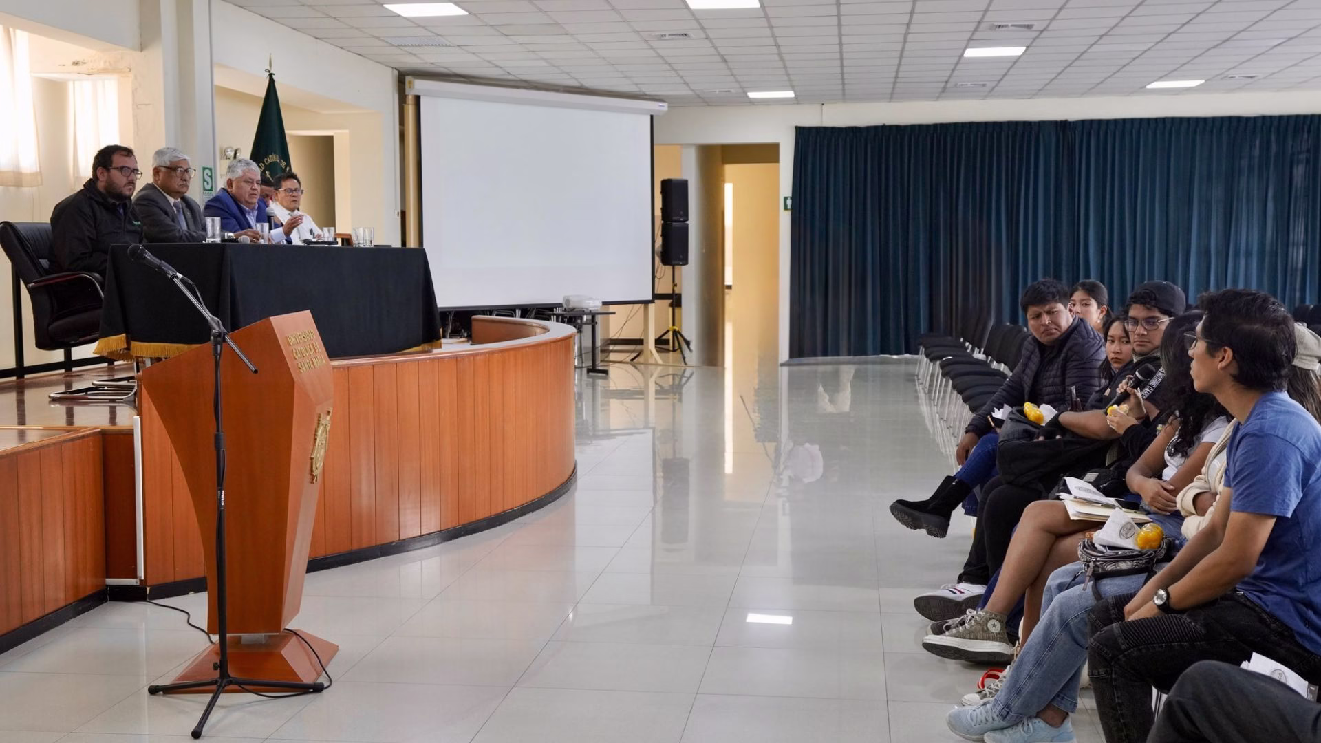 Tras el reclamo de los estudiantes. un grupo ingresó a una reunión con las autoridades universitarias