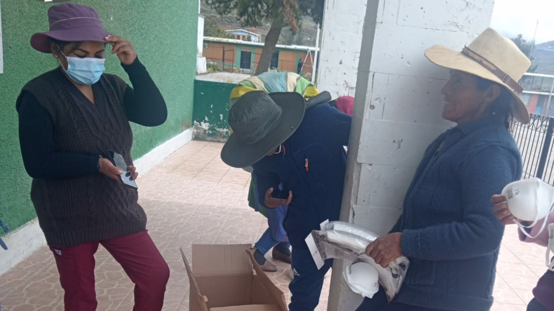 la municipalidad distrital de Huanca viene entregando mascarillas y lentes de protección