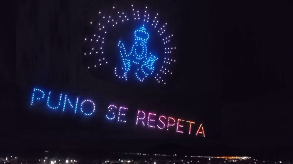 “Puno se respeta”: un mensaje que iluminó el cielo durante la Candelaria 1 “Puno se respeta”: un mensaje que iluminó el cielo durante la Candelaria 2026