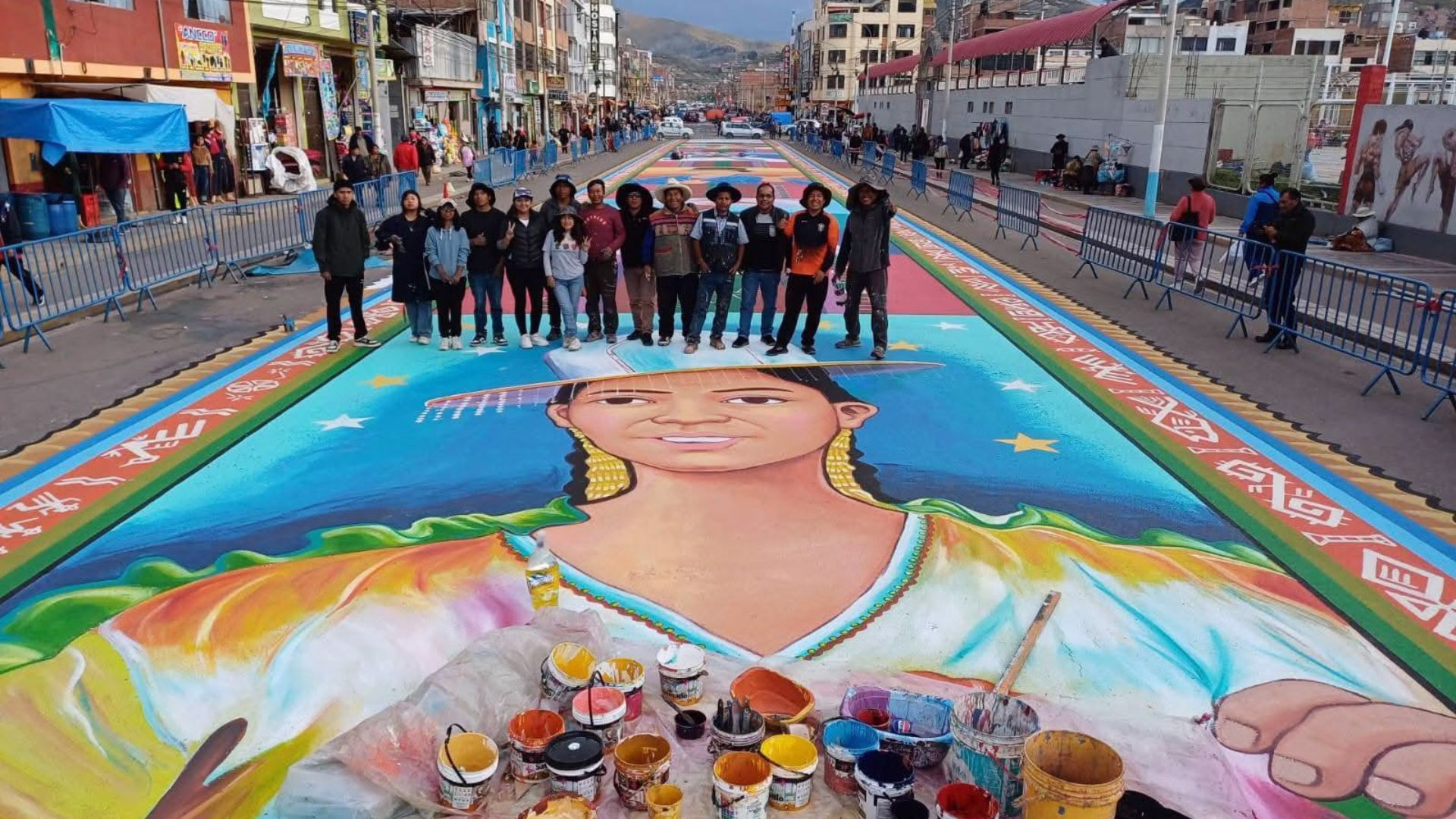 Candelaria 2026: artista aymara Hernán Gil pinta murales para recorrido de parada de veneración en Puno