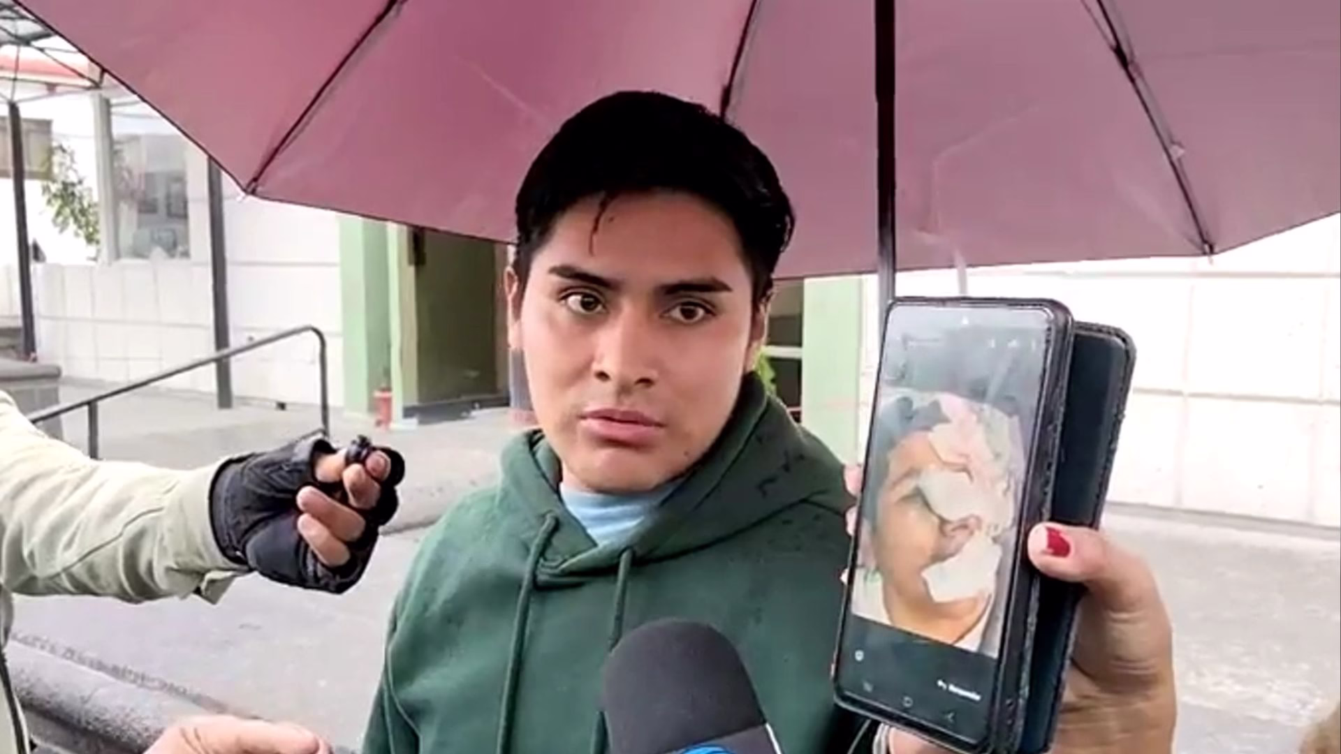 Trabajadores fueron atacados. Uno de los heridos permanece internado en el hospital Honorio Delgado, siendo su estado grave.